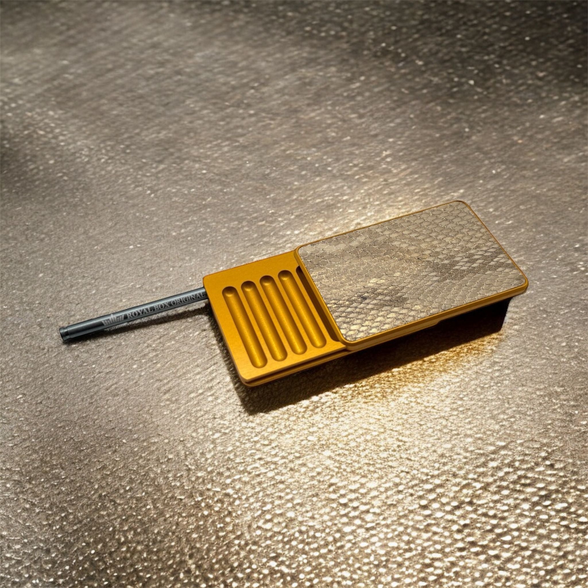 Royal_Box_Exklusive_Eleganz_in_Gold_-_PYTHON_-_Aluminium_Special_Edition