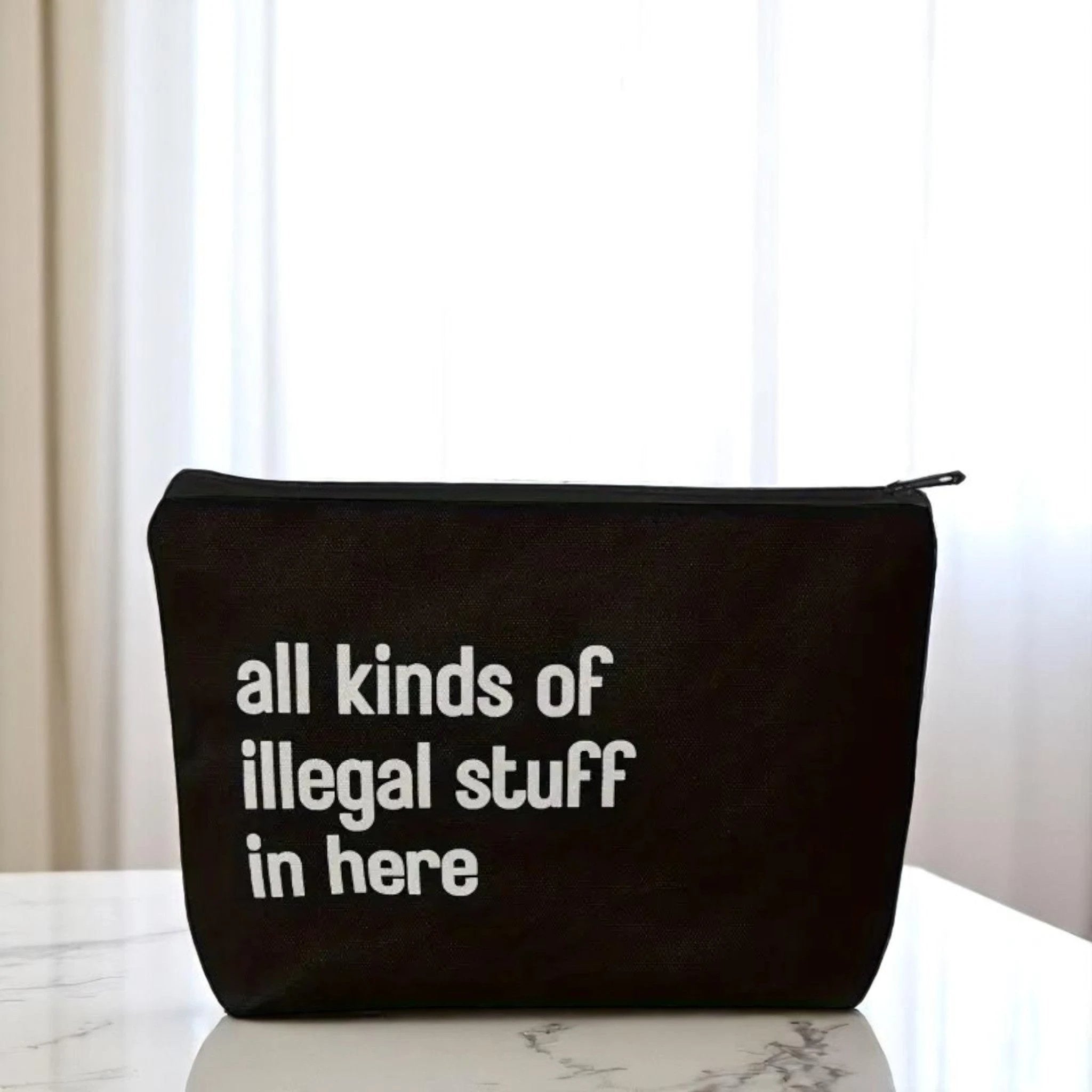 Schwarze Aufbewahrungstasche/Make-Up Bag – "All kinds of illegal stuff in here" - from DieBallerei