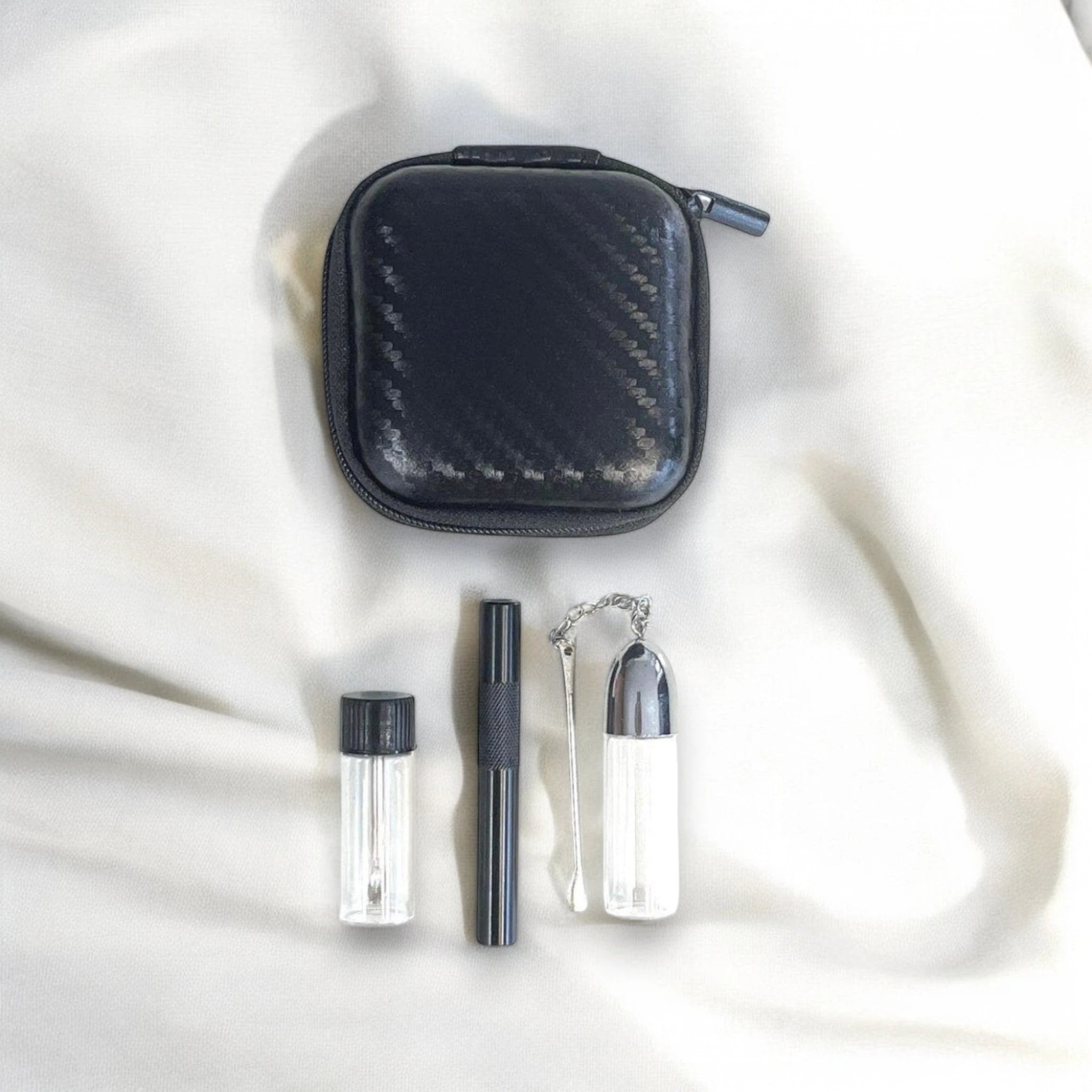 Set Black Carbon – Edles Soft Case mit Spender & Röhrchen - from DieBallerei