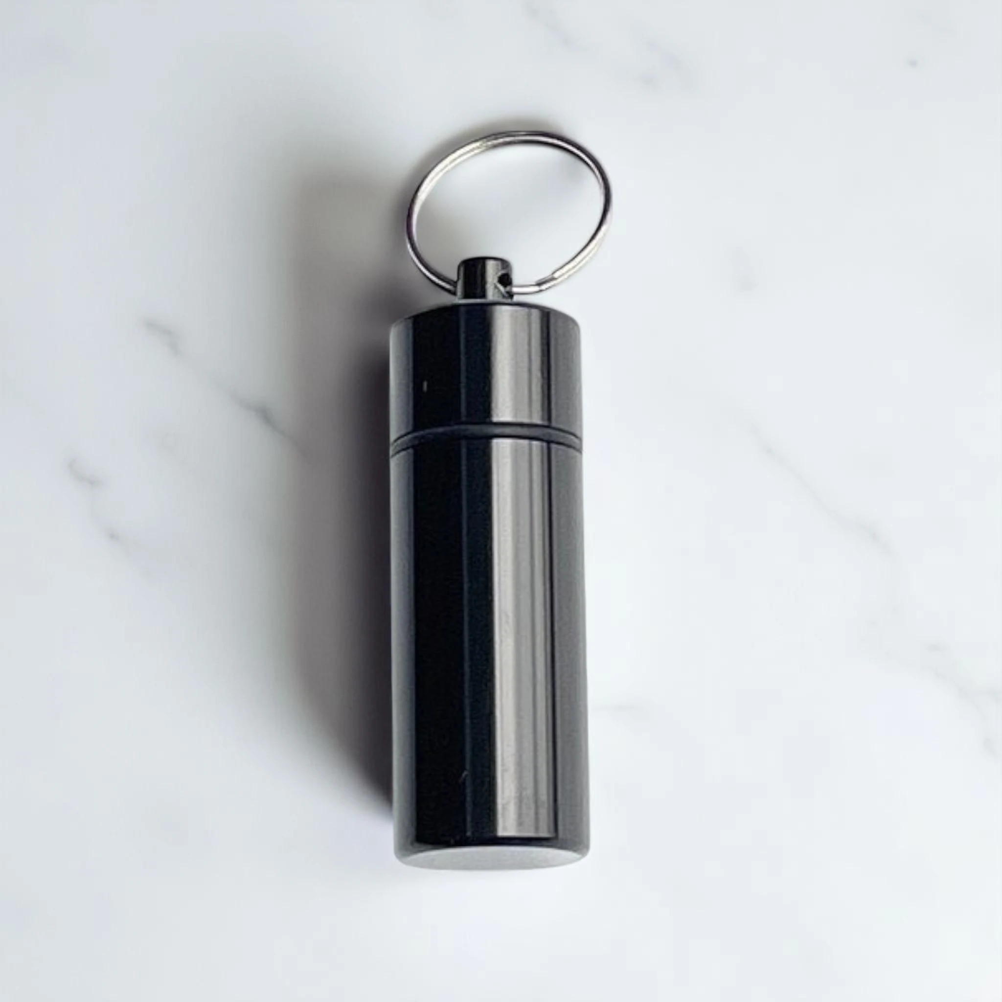 Verschließbare Aluminium-Pillenbox als Schlüsselanhänger – Extra Groß & Praktisch (Schwarz) - from DieBallerei