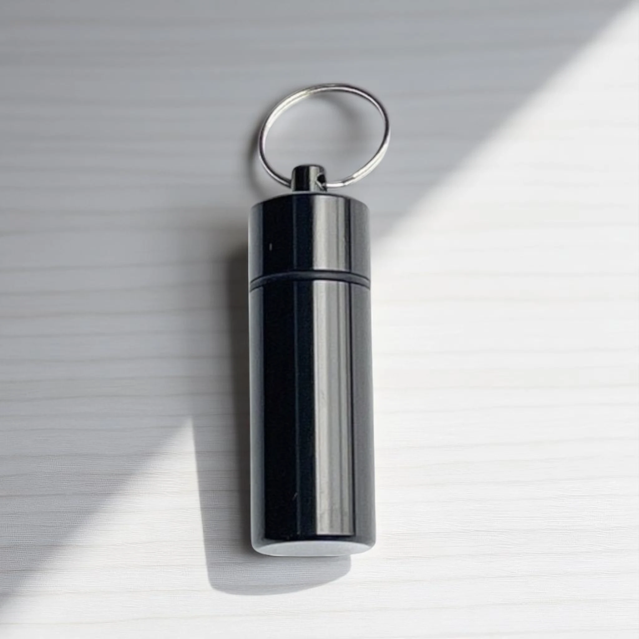 Verschließbare Aluminium-Pillenbox als Schlüsselanhänger – Extra Groß & Praktisch (Schwarz) - from DieBallerei