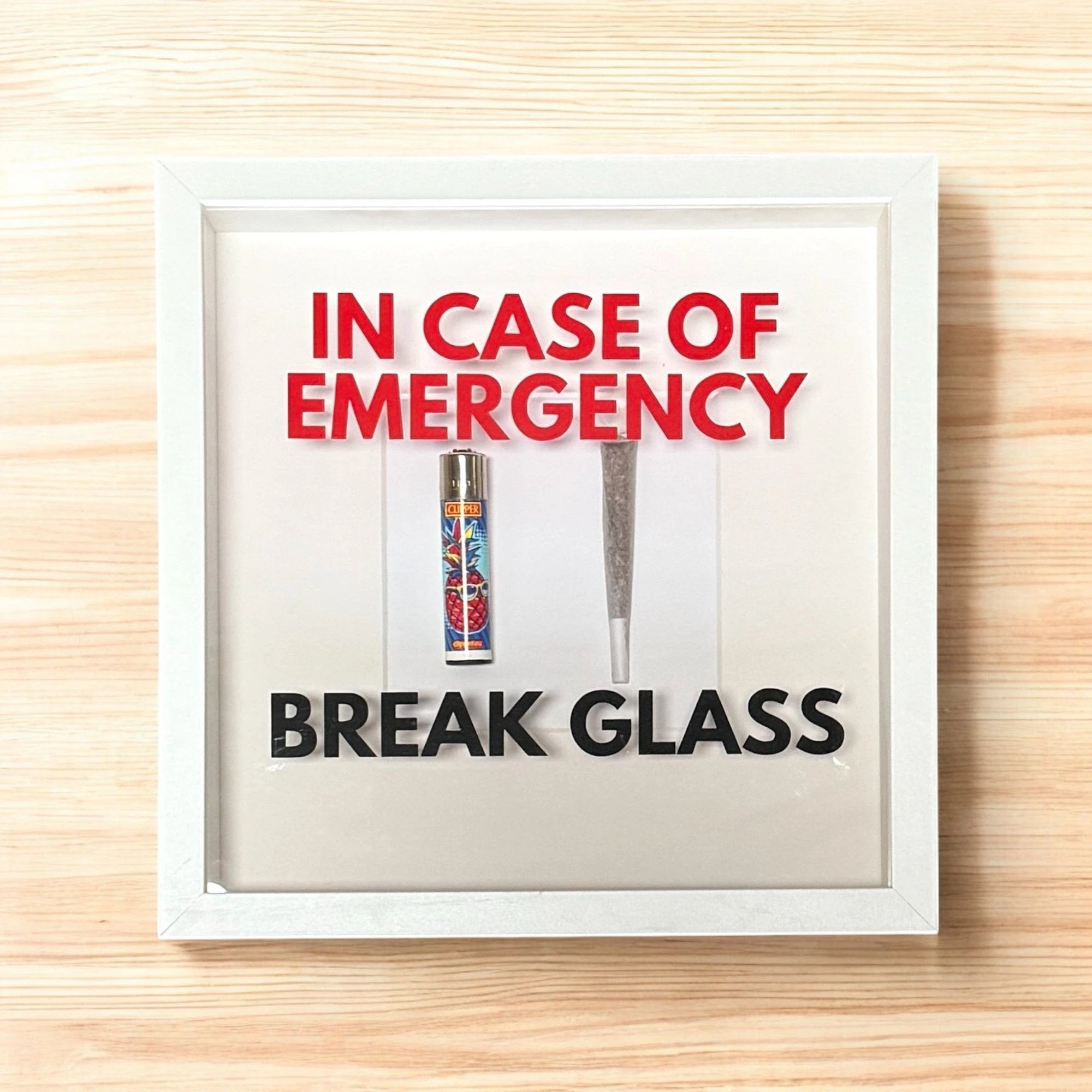 Wandschmuck "In Case of Emergency – Break Glass - Joint" Weißer Rahmen - from DieBallerei