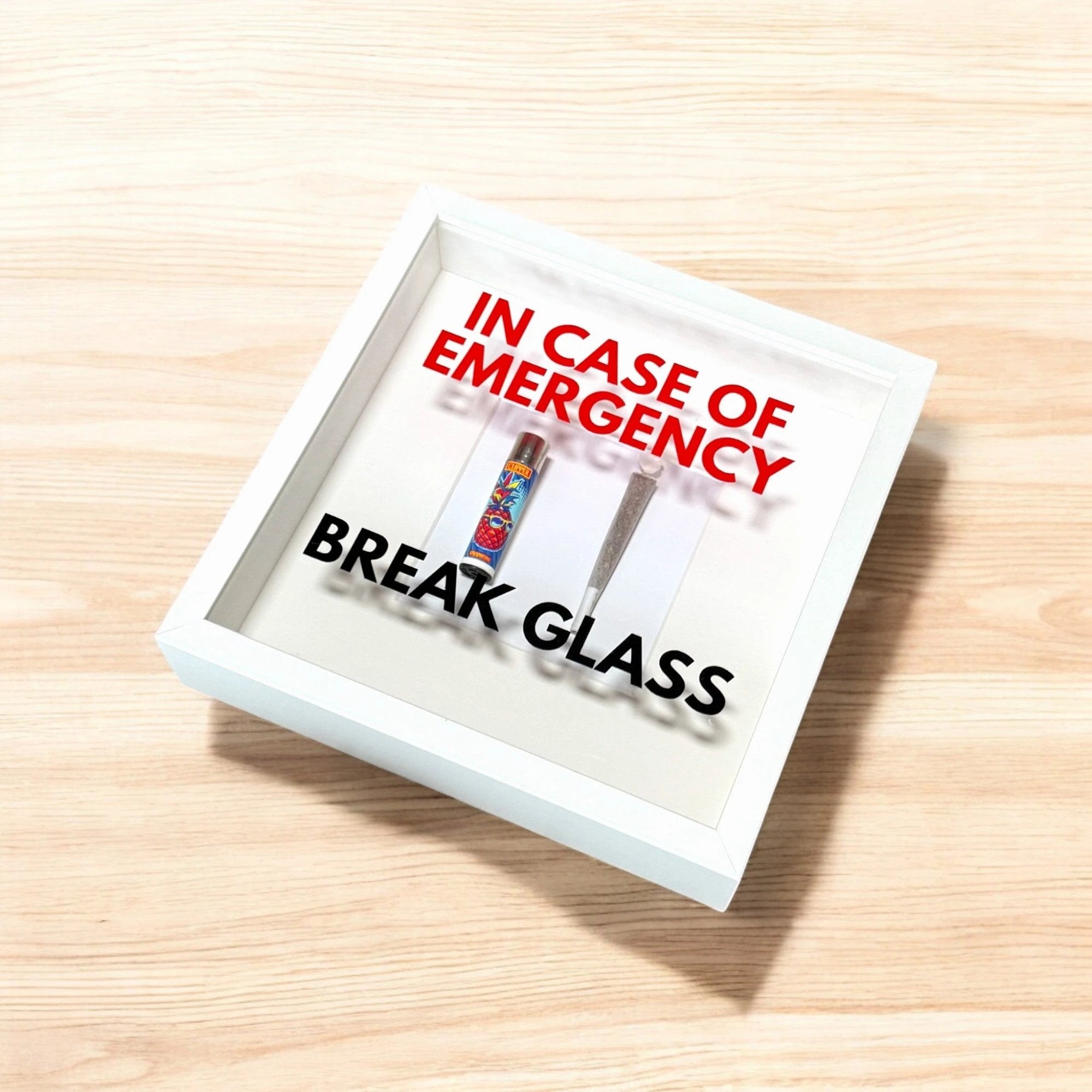 Wandschmuck "In Case of Emergency – Break Glass - Joint" Weißer Rahmen - from DieBallerei