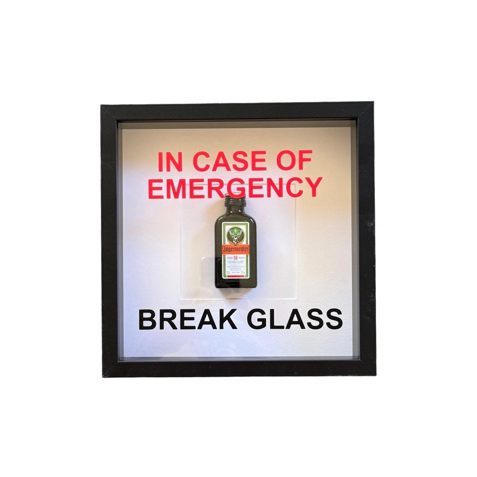 Wandschmuck „In Case of Emergency Break Glass“ – Jägermeister-Design mit schwarzem Rahmen - from DieBallerei