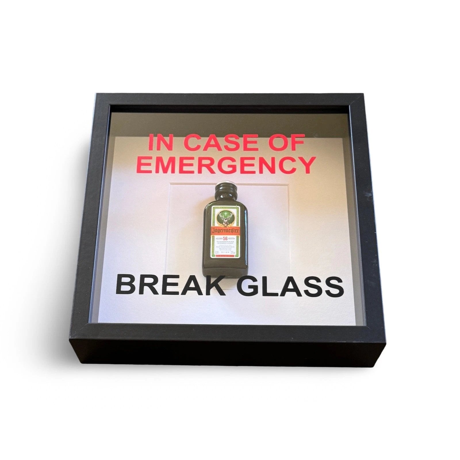 Wandschmuck „In Case of Emergency Break Glass“ – Jägermeister-Design mit schwarzem Rahmen - from DieBallerei