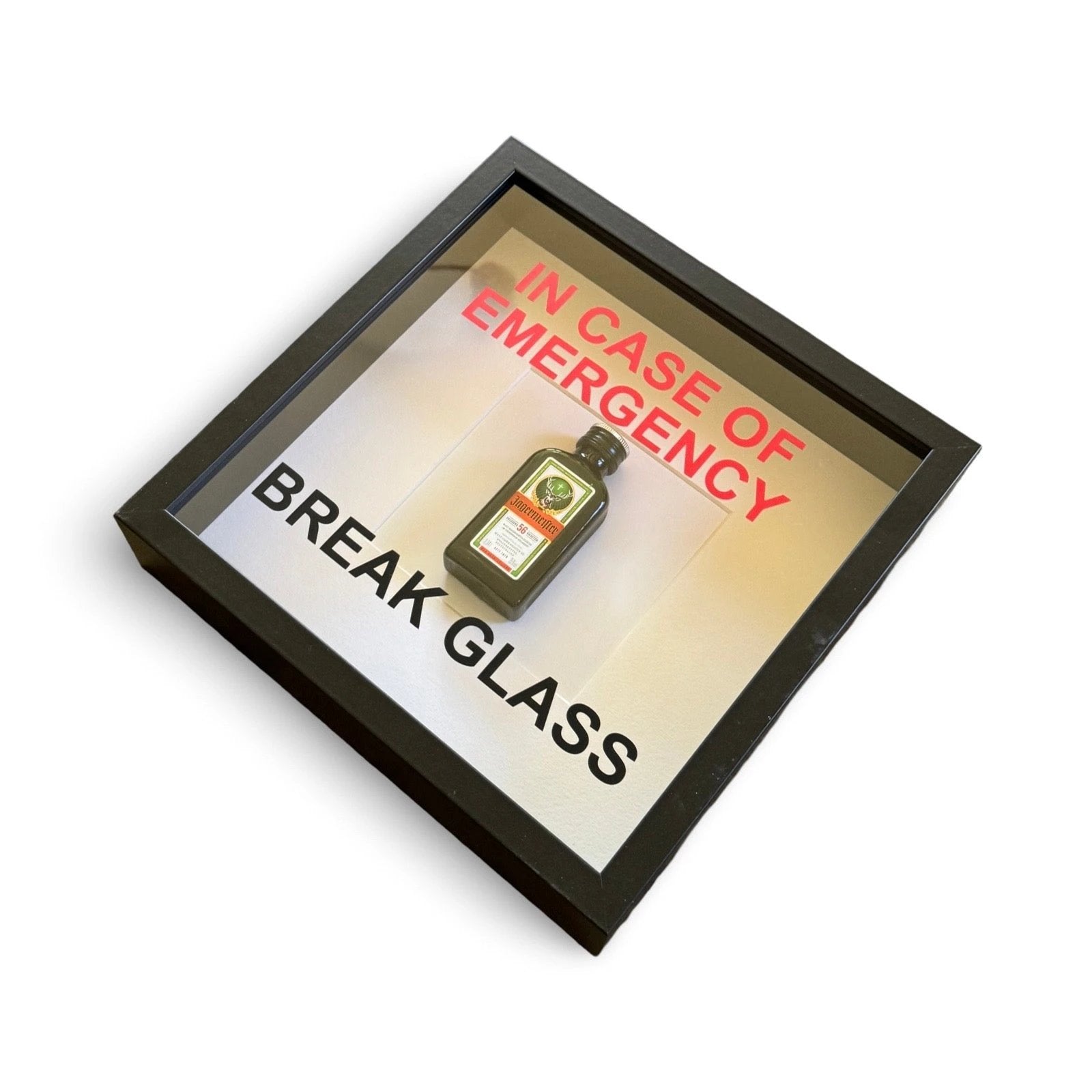 Wandschmuck „In Case of Emergency Break Glass“ – Jägermeister-Design mit schwarzem Rahmen - from DieBallerei