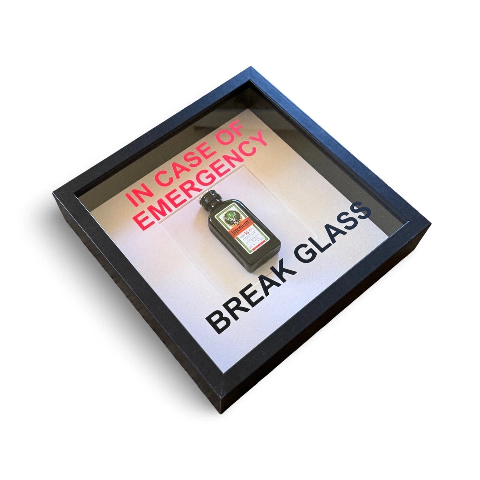 Wandschmuck „In Case of Emergency Break Glass“ – Jägermeister-Design mit schwarzem Rahmen - from DieBallerei