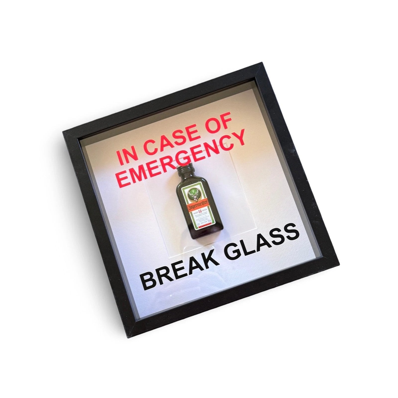 Wandschmuck „In Case of Emergency Break Glass“ – Jägermeister-Design mit schwarzem Rahmen - from DieBallerei