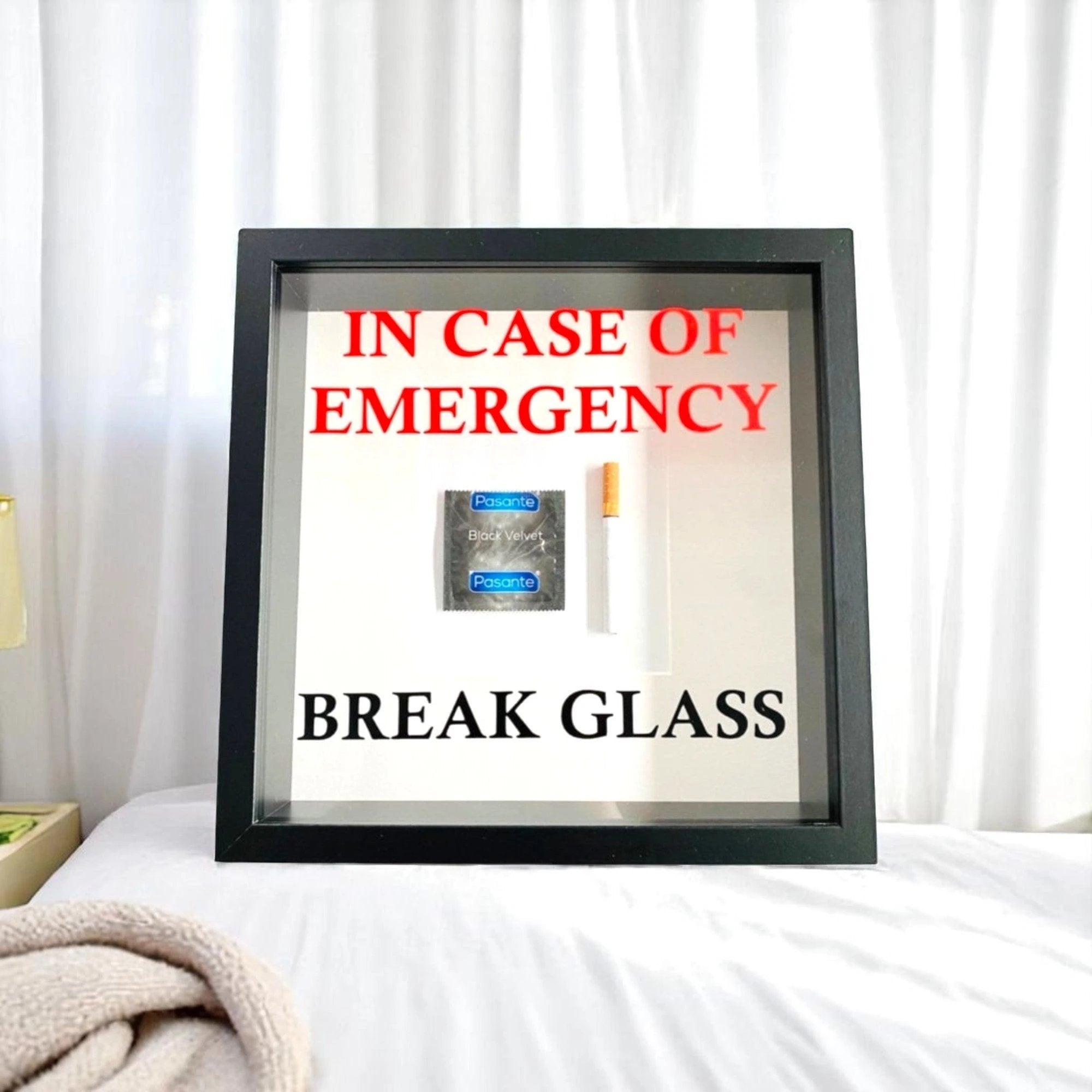 "In Case of Emergency Break Glass" – Wandbild mit Kondom/Zigarette schwarzer Rahmen - from DieBallerei