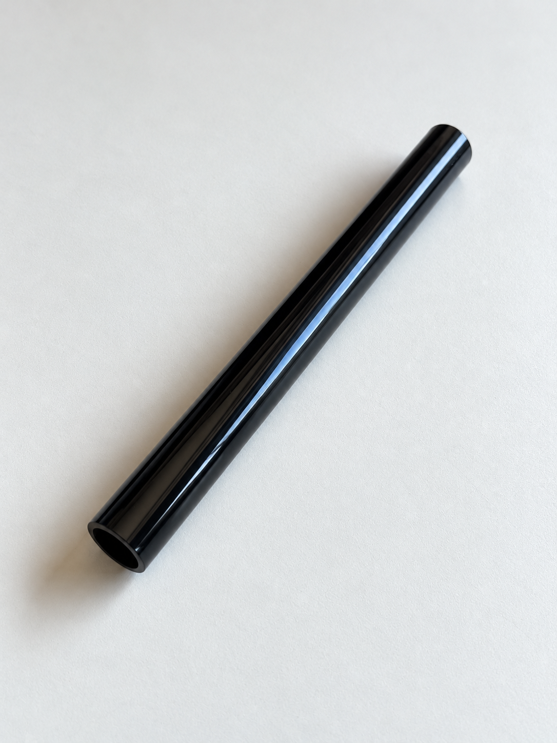 Detailansicht schwarzer Metall Röhrchen mit glänzender Oberfläche