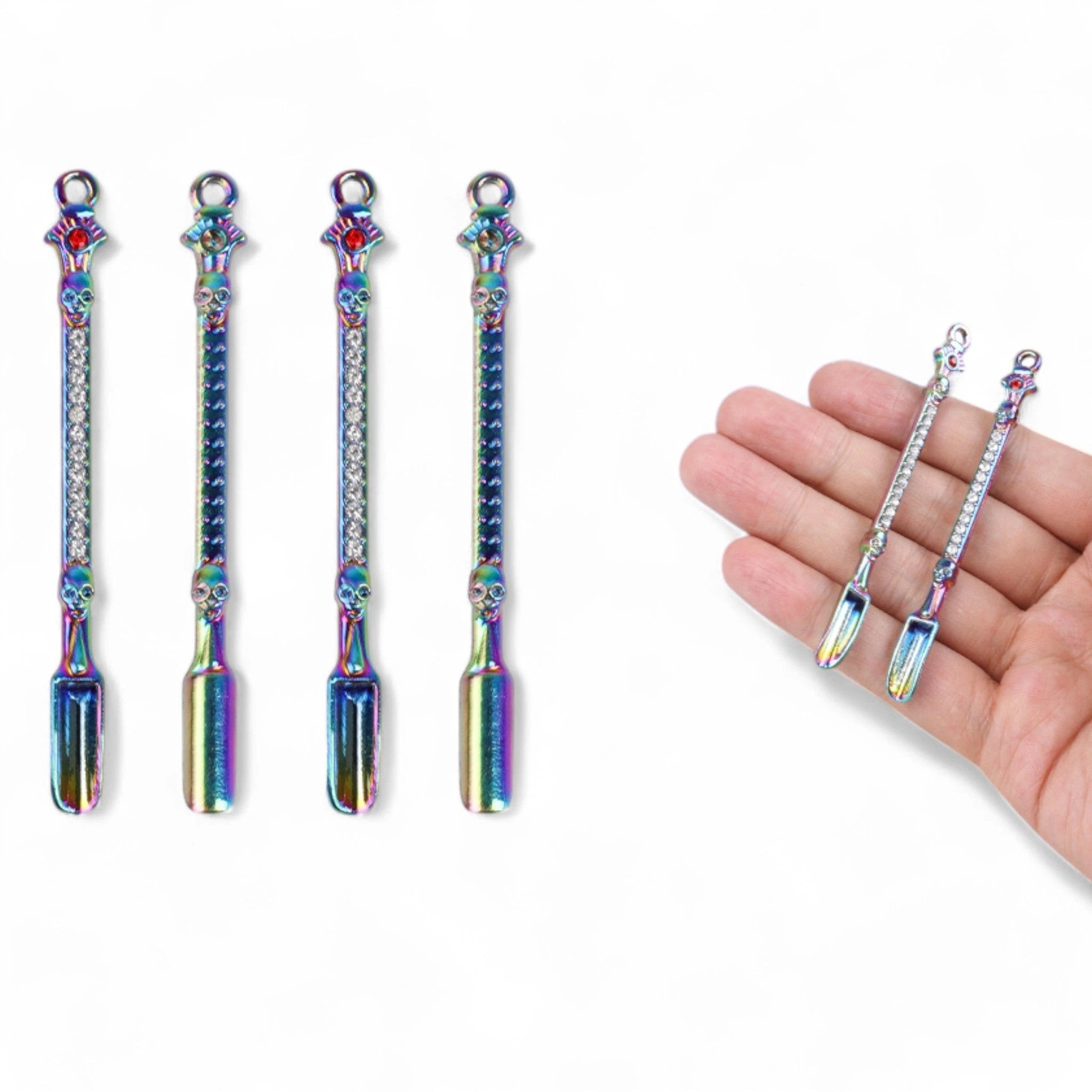 4x Funkelnder Löffel im Totenkopf Design – Regenbogenoptik mit Strassbesatz - from DieBallerei