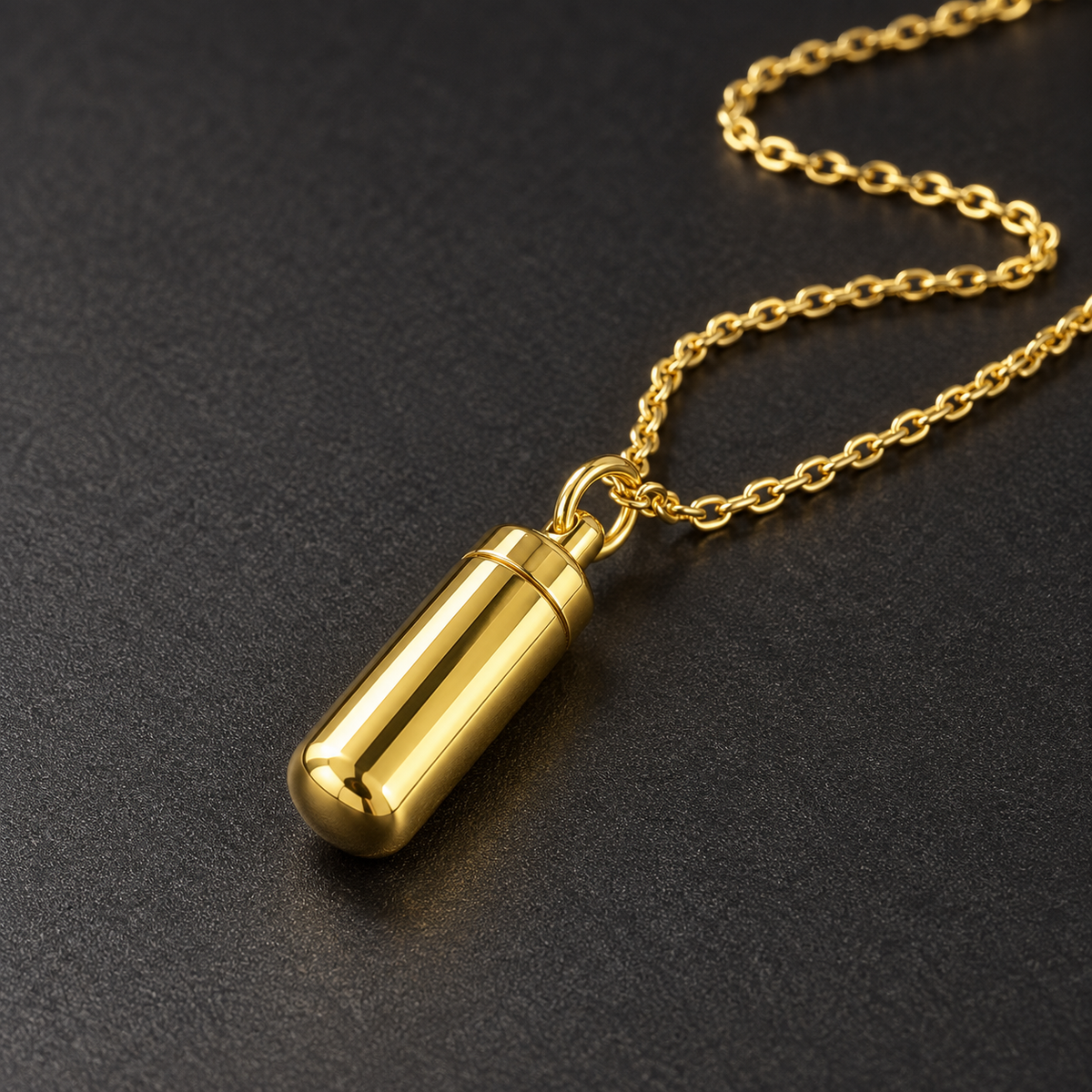 Goldene Kette mit diskretem Kapsel-Anhänger auf dunklem Hintergrund