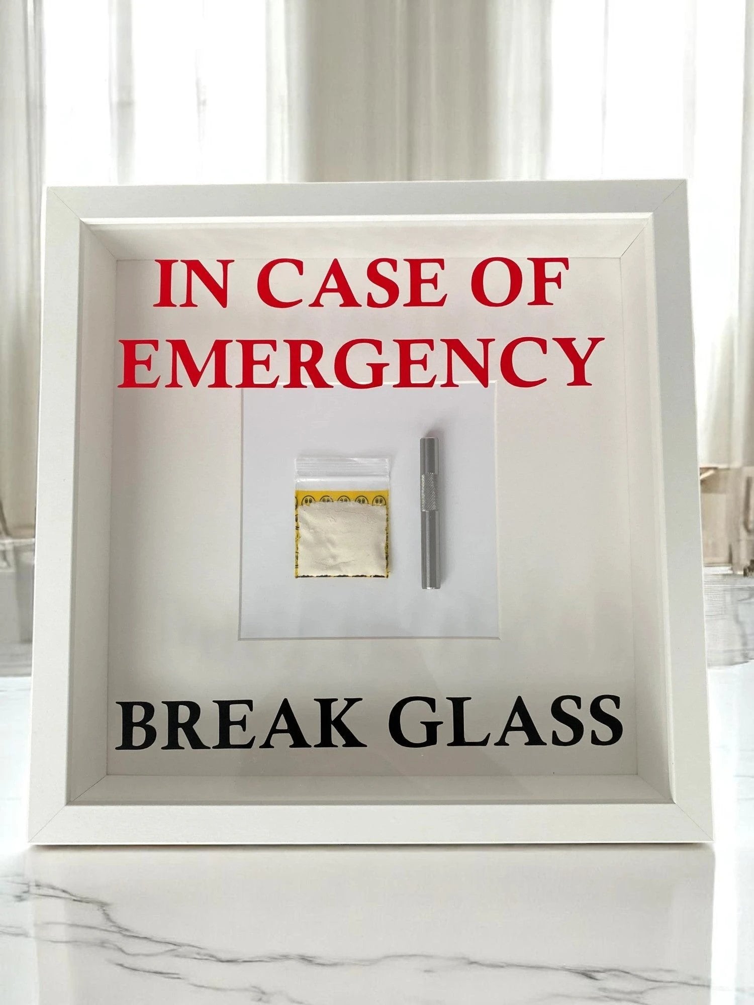 "In Case of Emergency Break Glass" – Wandbild mit Kokain Tütchen und Ziehröhrchen weißer Rahmen - from DieBallerei