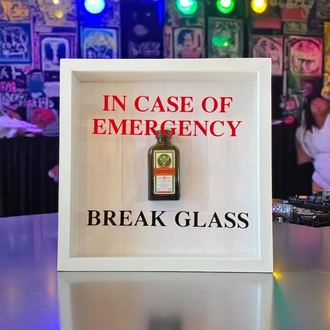 Wandschmuck „In Case of Emergency Break Glass“ – Jägermeister-Design weißer Rahmen - from DieBallerei