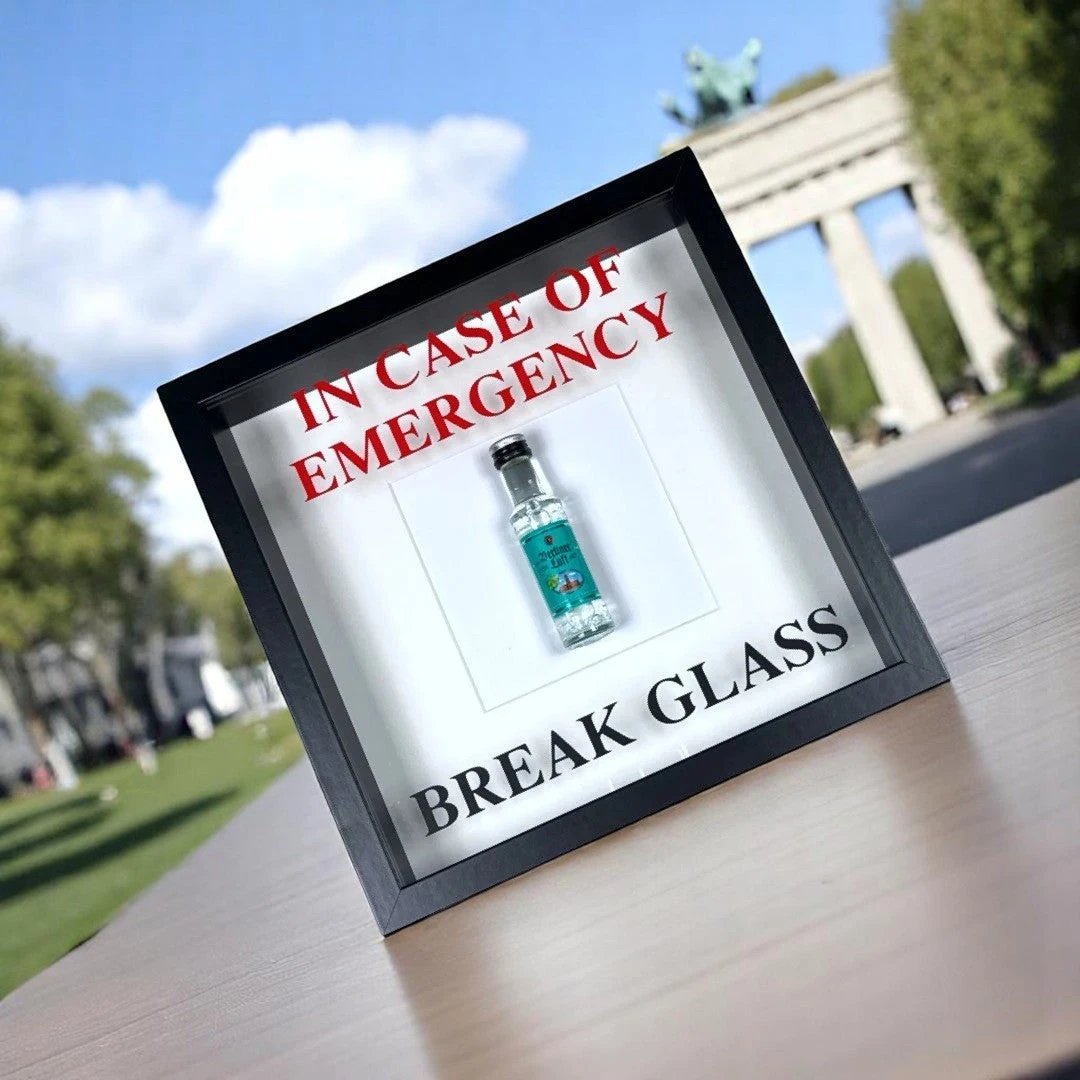 "In Case of Emergency Break Glass" – Wandbild mit Berliner Luft schwarzer/weißer Rahmen - from DieBallerei