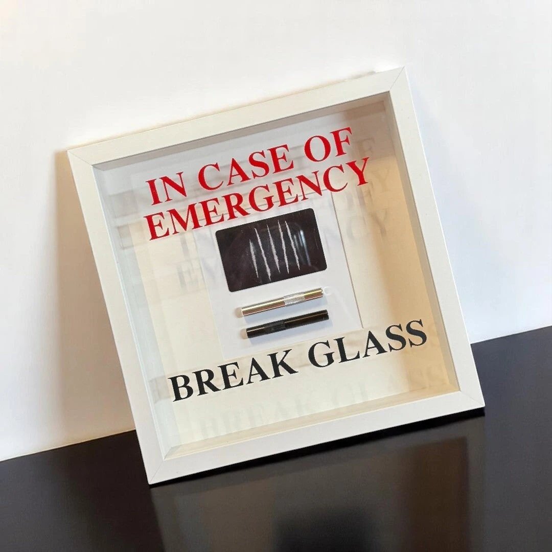 Wandschmuck "In Case of Emergency – Break Glass - Lines" Weißer Rahmen - from DieBallerei