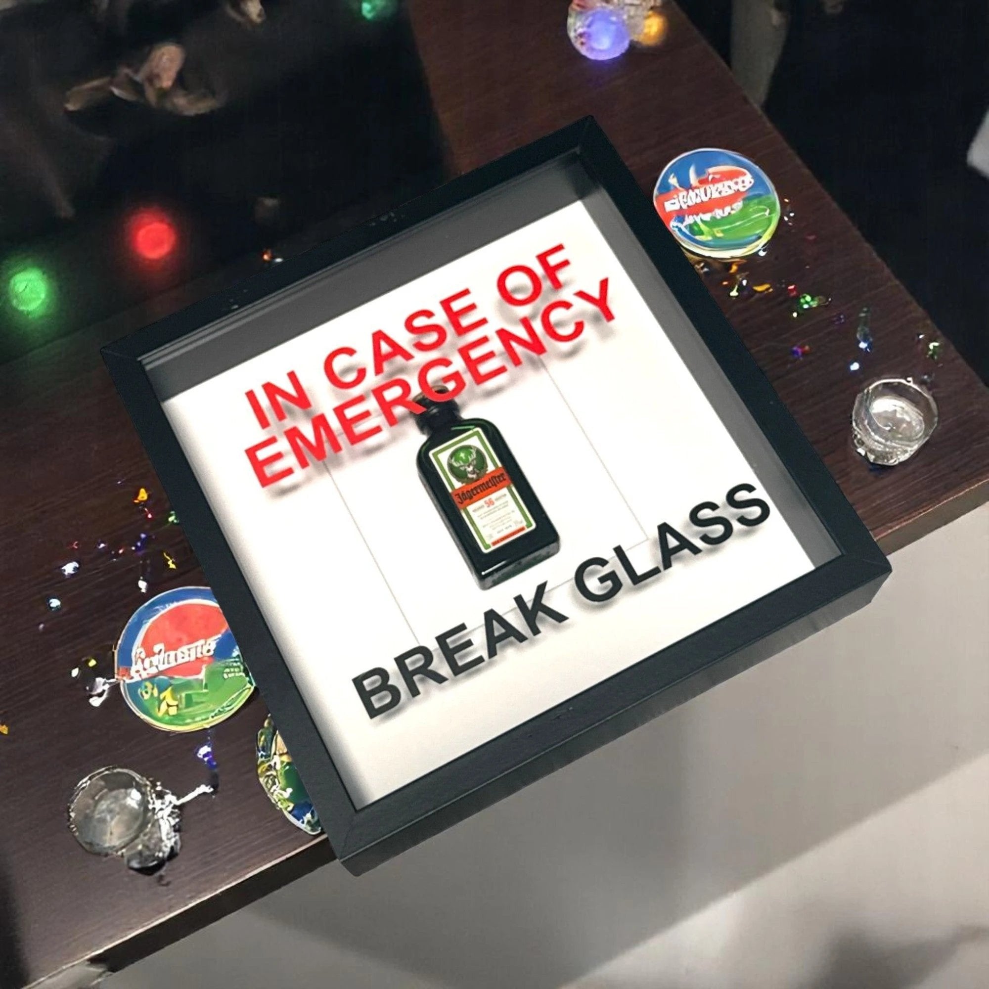 Wandschmuck „In Case of Emergency Break Glass“ – Jägermeister-Design mit schwarzem Rahmen - from DieBallerei