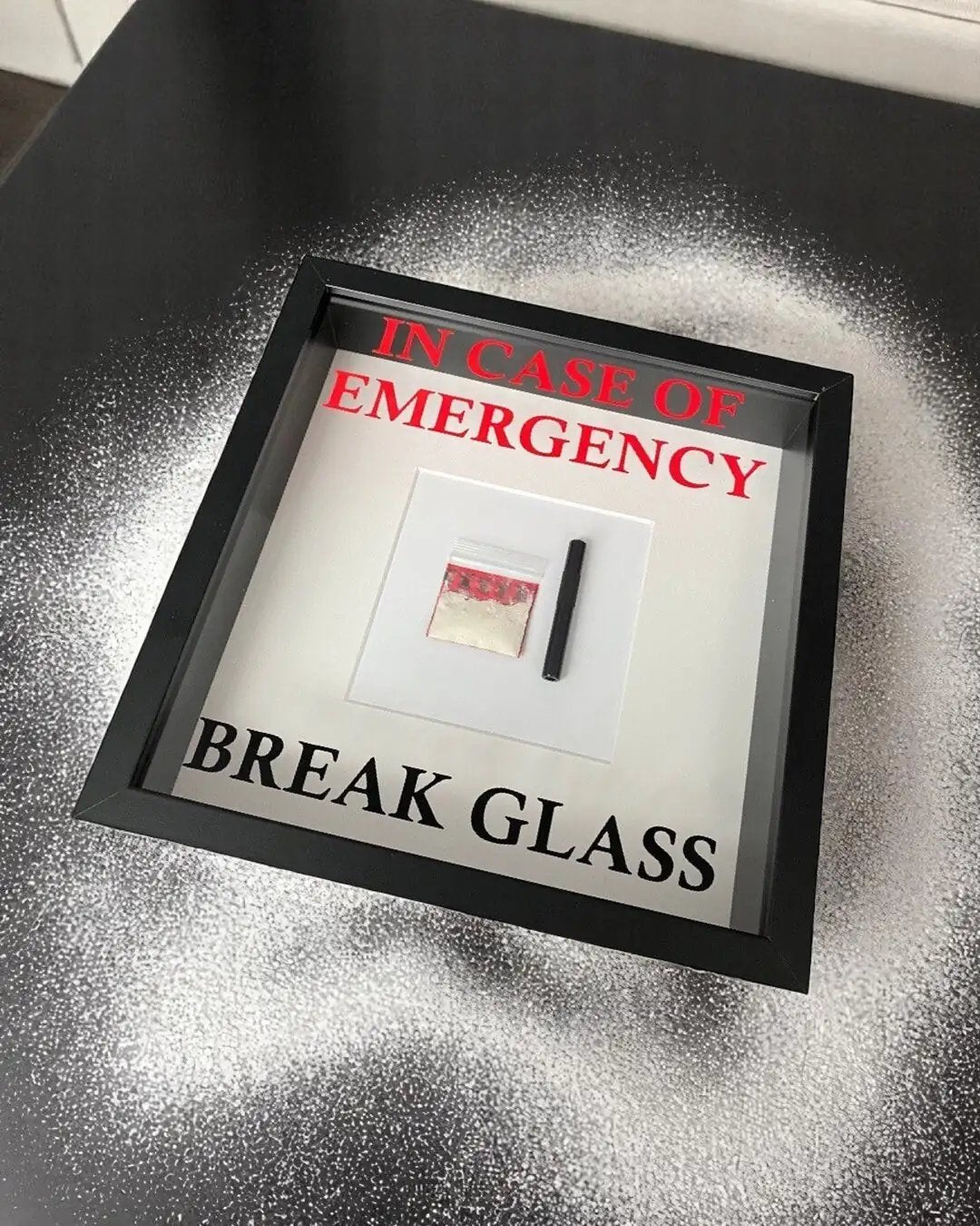 "In Case of Emergency Break Glass" – Wandbild mit Kokain Tütchen und Ziehröhrchen schwarzer Rahmen - from DieBallerei