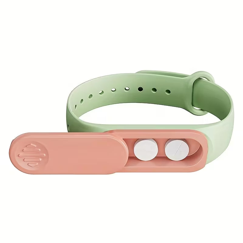 360 Grad drehbare Medikamentenbox im Armband-Design zur diskreten Aufbewahrung von Tabletten und kleinen Gegenständen am Handgelenk