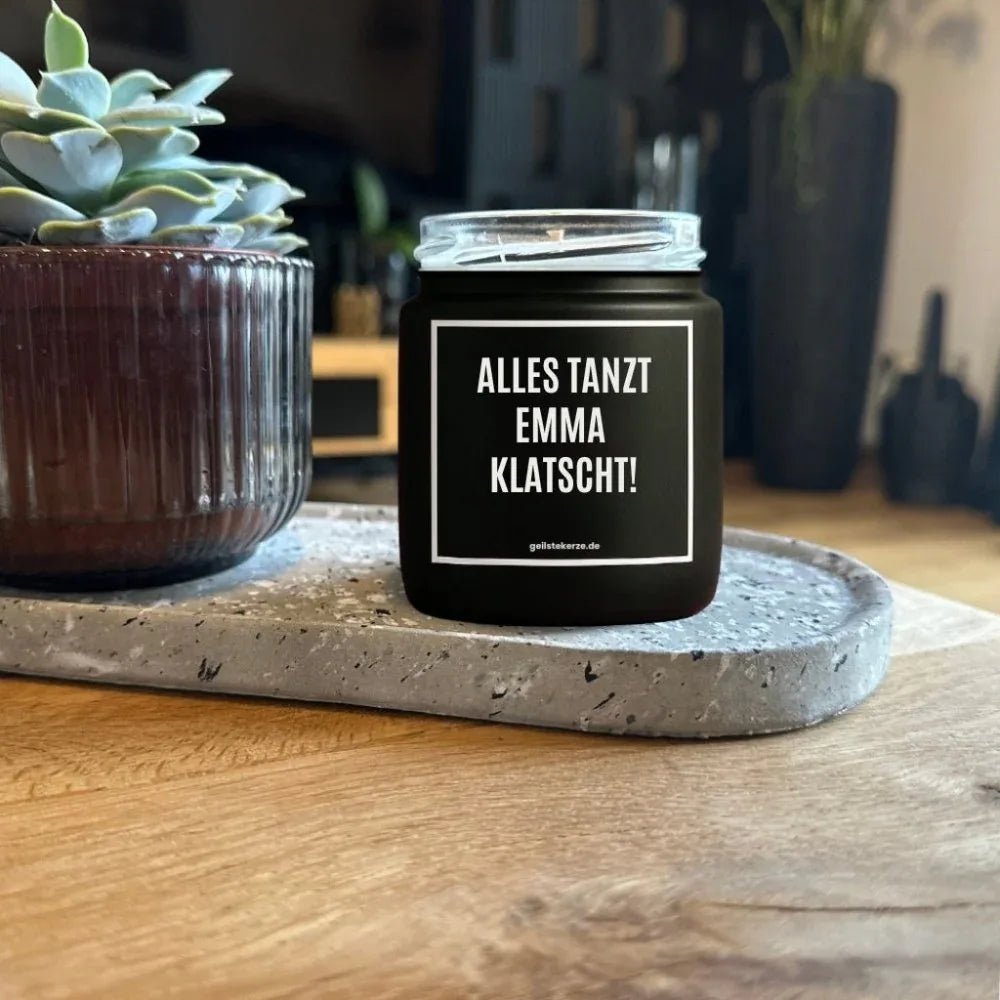 Duftkerze „ALLES TANZT EMMA KLATSCHT!“ von geilstekerze – Ansicht 2