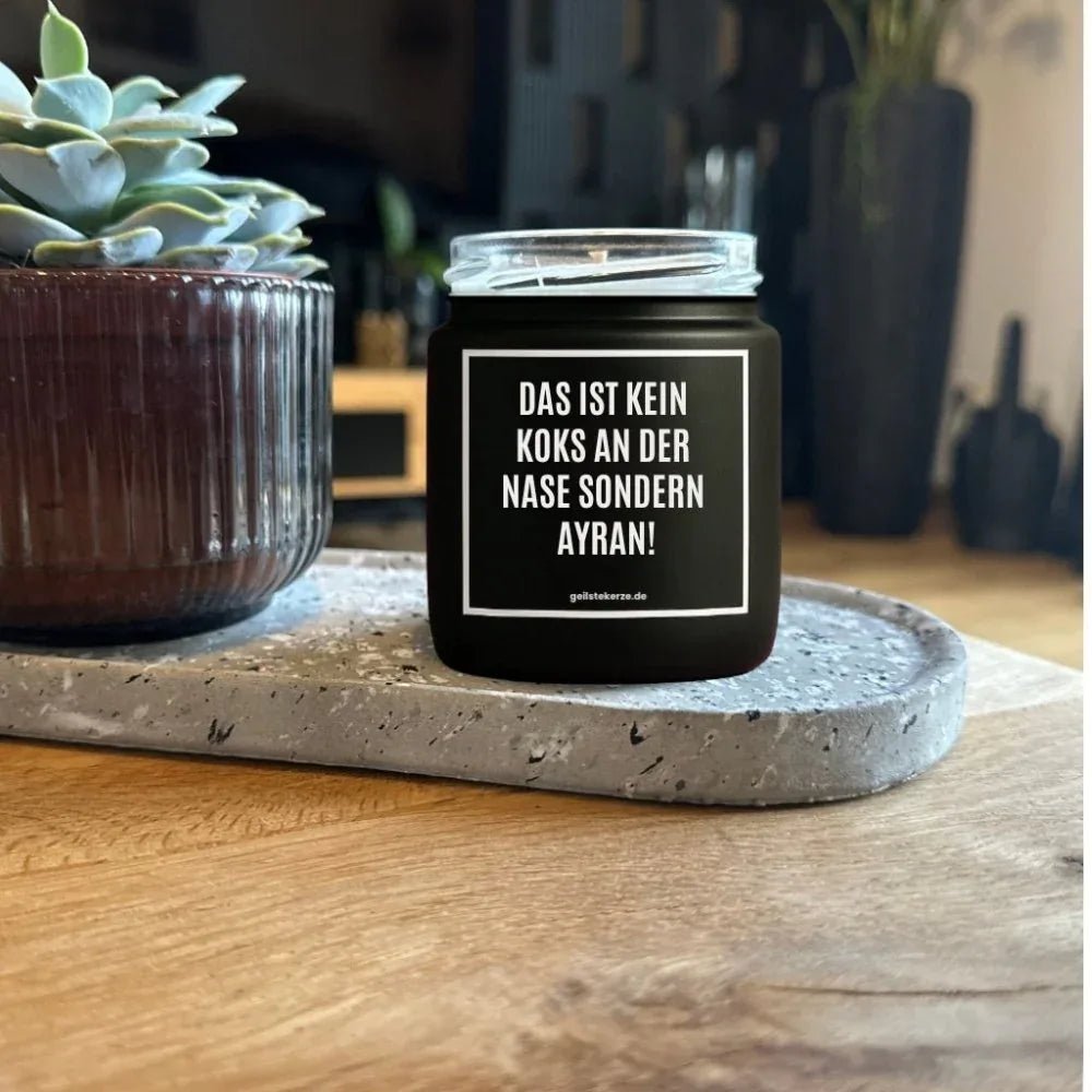Duftkerze „DAS IST KEIN KOKS AN DER NASE SONDERN AYRAN!“ von geilstekerze – Ansicht 2