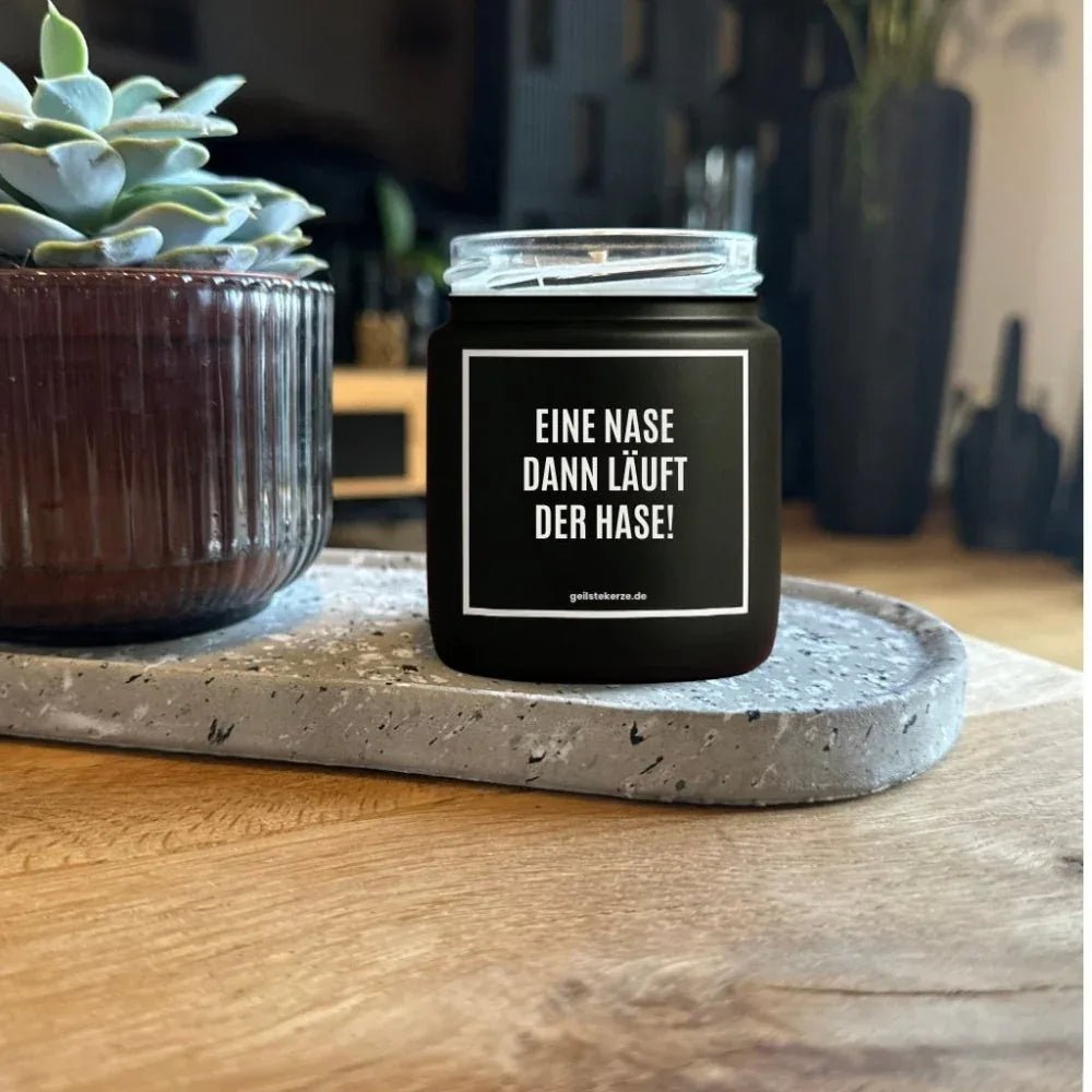 Duftkerze „EINE NASE DANN LÄUFT DER HASE!“ von geilstekerze – Ansicht 2