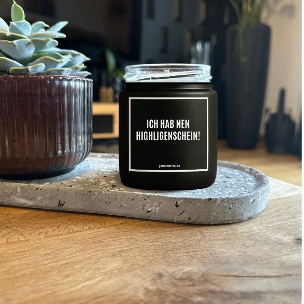 Duftkerze „ICH HAB NEN HIGHLIGENSCHEIN!“ von geilstekerze – Ansicht 2