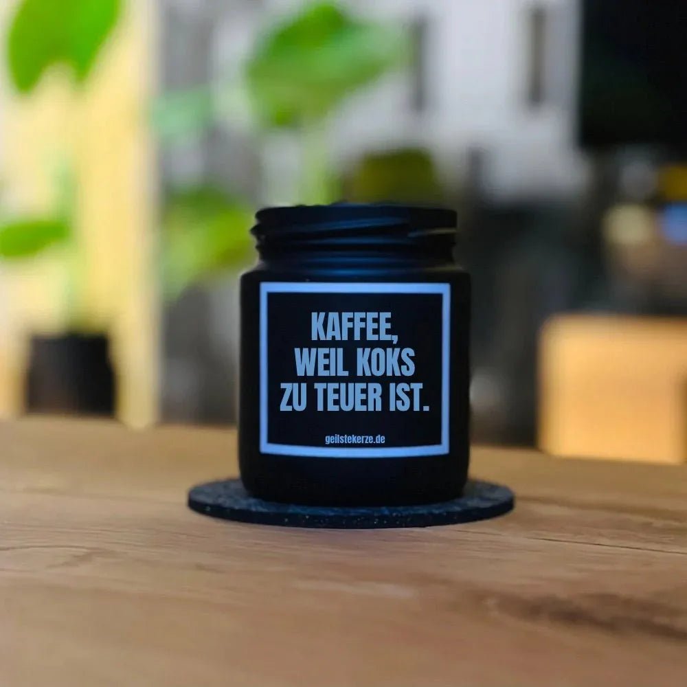 Duftkerze „KAFFEE WEIL KOKS ZU TEUER IST“ von geilstekerze – Ansicht 2