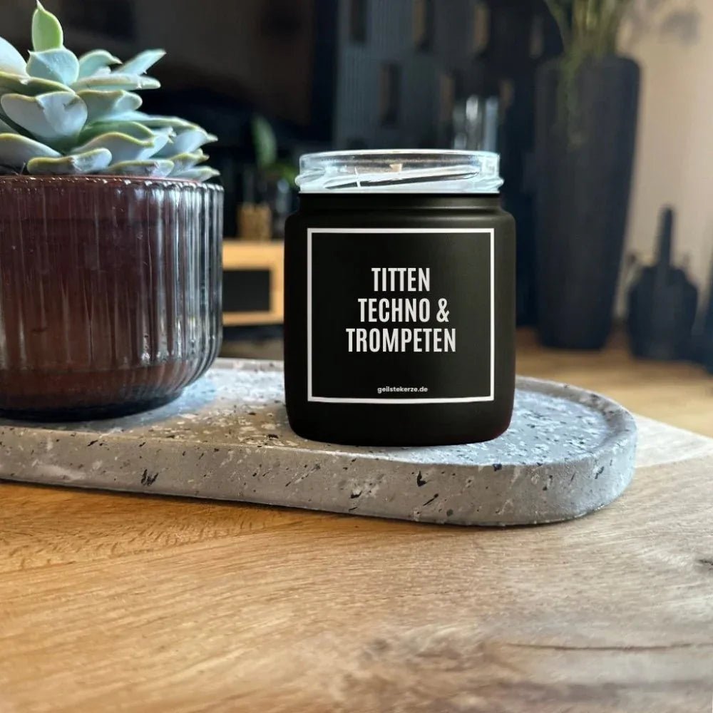 Duftkerze „TITTEN TECHNO & TROMPETEN“ von geilstekerze – Ansicht 2