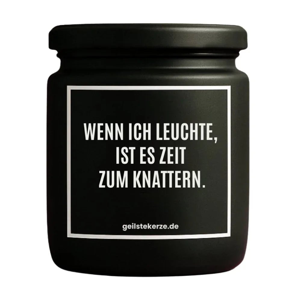 Duftkerze „WENN ICH LEUCHTE, IST ES ZEIT ZUM KNATTERN.“ von geilstekerze – Ansicht 3
