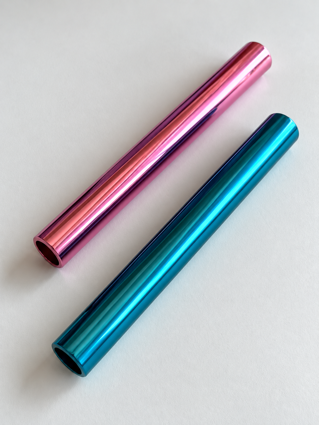 Pinkes und babyblaues Zieh-Röhrchen mit glänzender Aluminium-Oberfläche