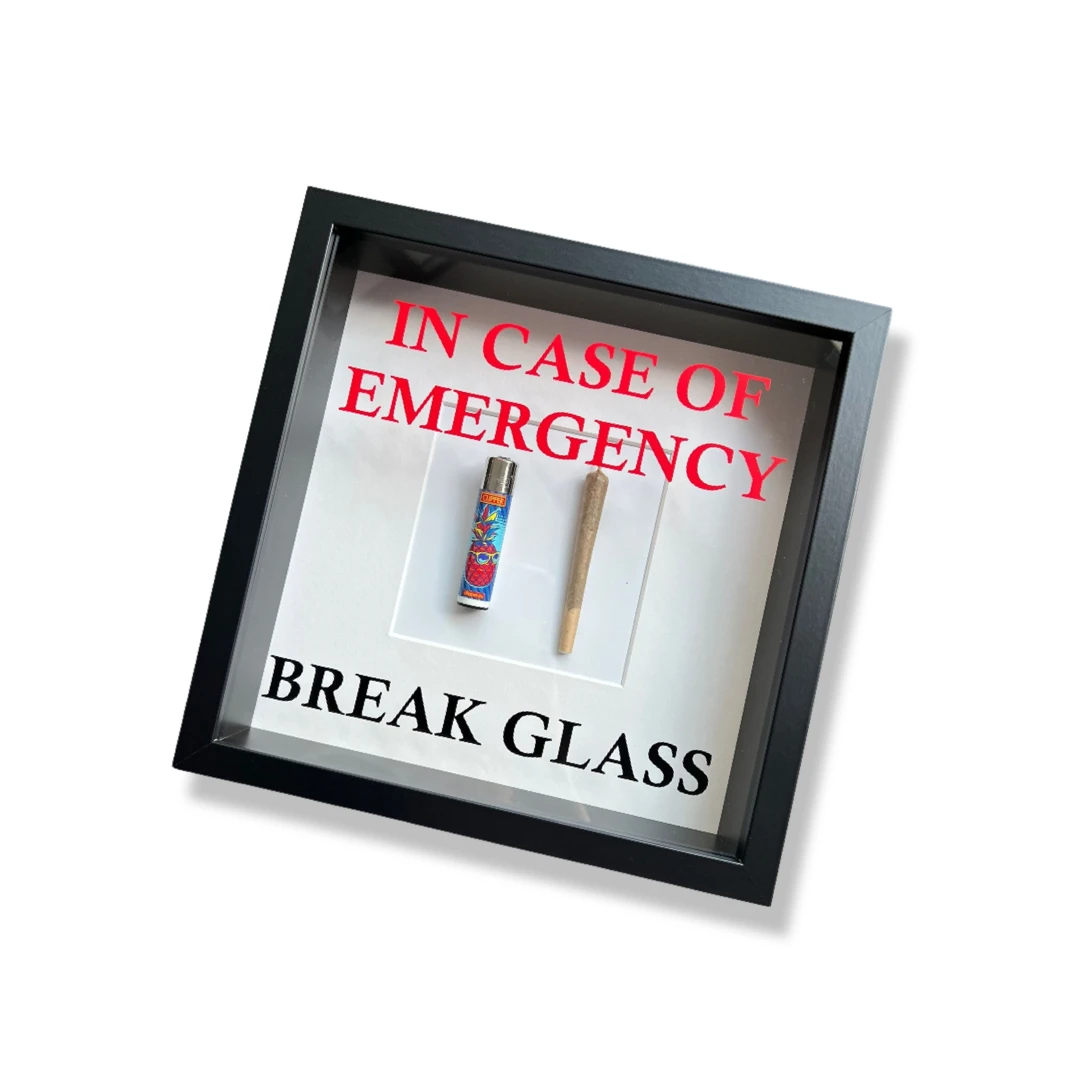 Wandschmuck "In Case of Emergency – Break Glass - Joint" Schwarzer Rahmen - from DieBallerei