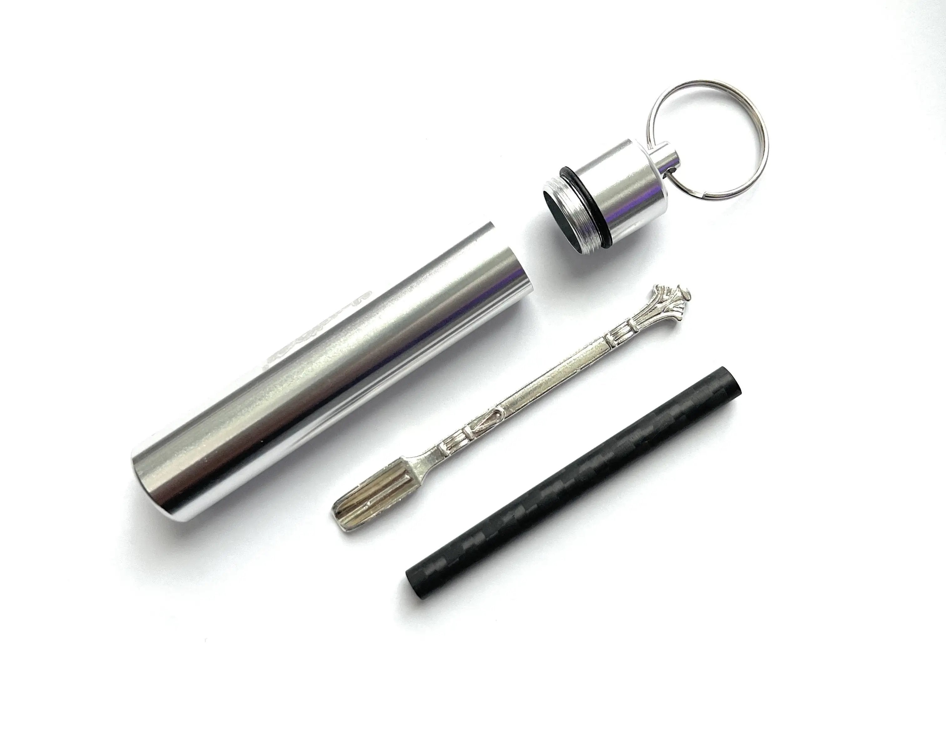 XL Aluminium-Pillenbox mit Schlüsselanhänger – Silber, inkl. Carbon-Röhrchen & Silbernem Löffel V8 - from DieBallerei