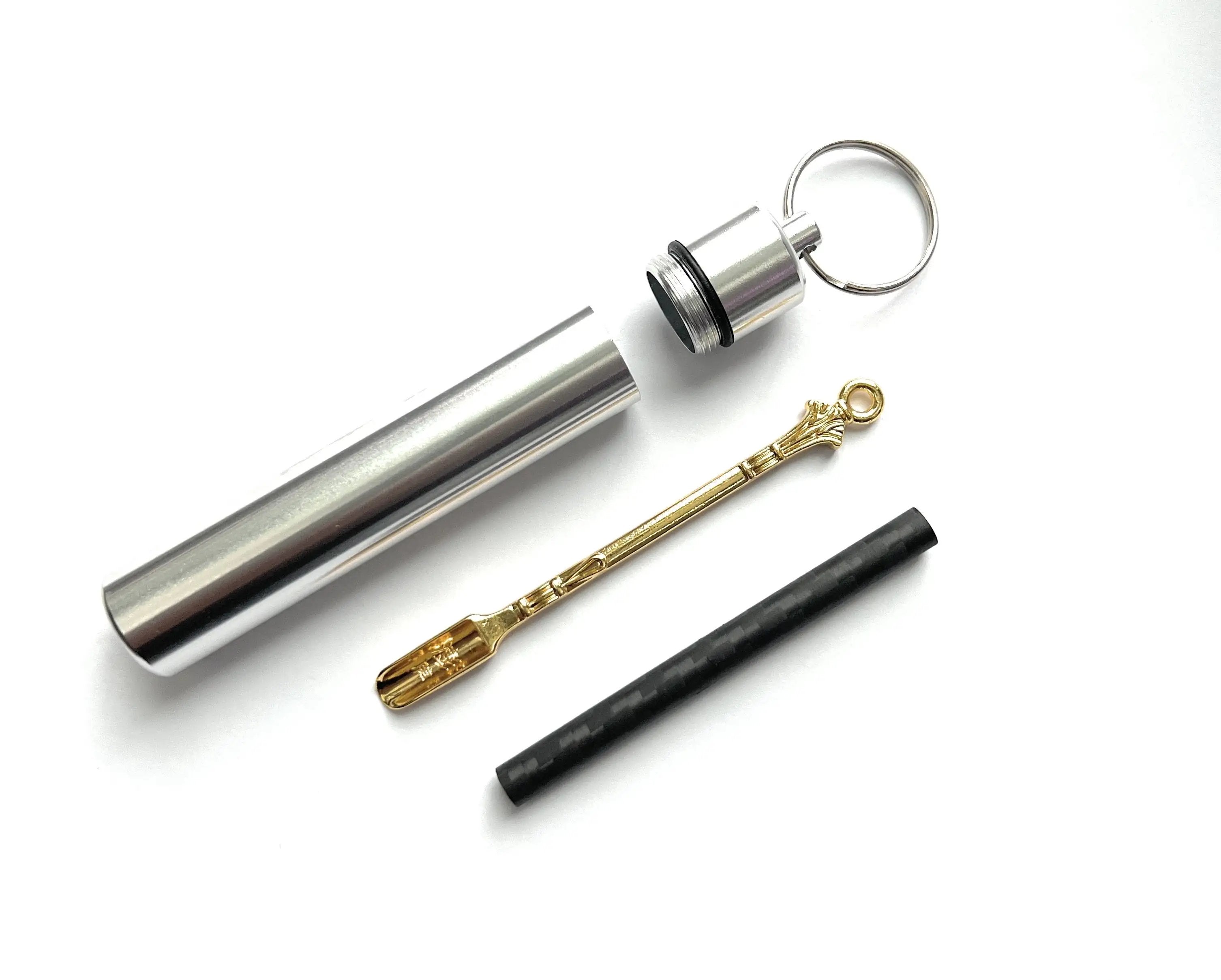 XL Aluminium-Pillenbox mit Schlüsselanhänger – Silber, inkl. Carbon-Röhrchen & Goldenem Löffel V7 - from DieBallerei