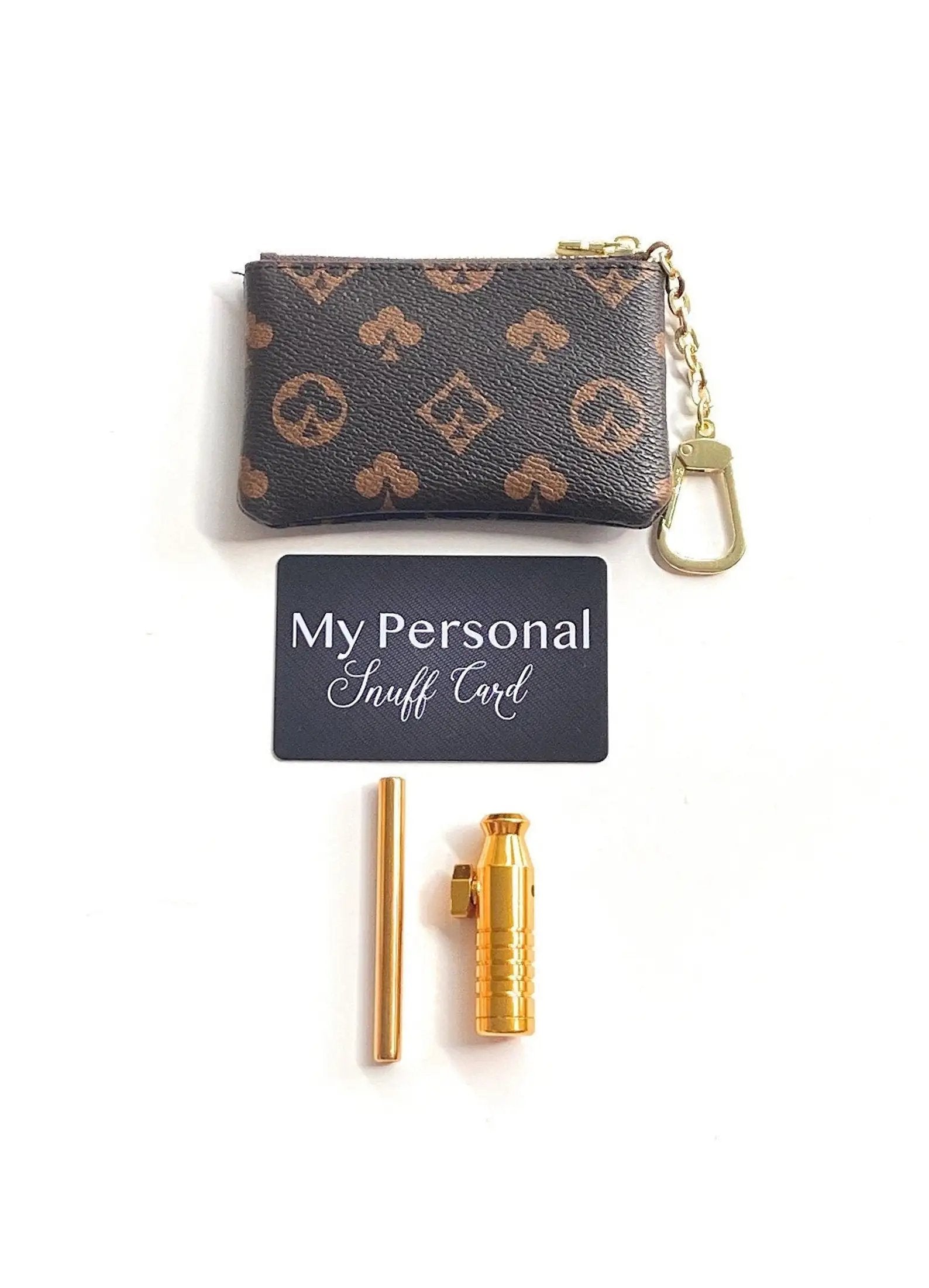 Deluxe Soft Kunstleder Case "Monogramm" – Edles Set in Braun/Gold mit Anhänger - from DieBallerei