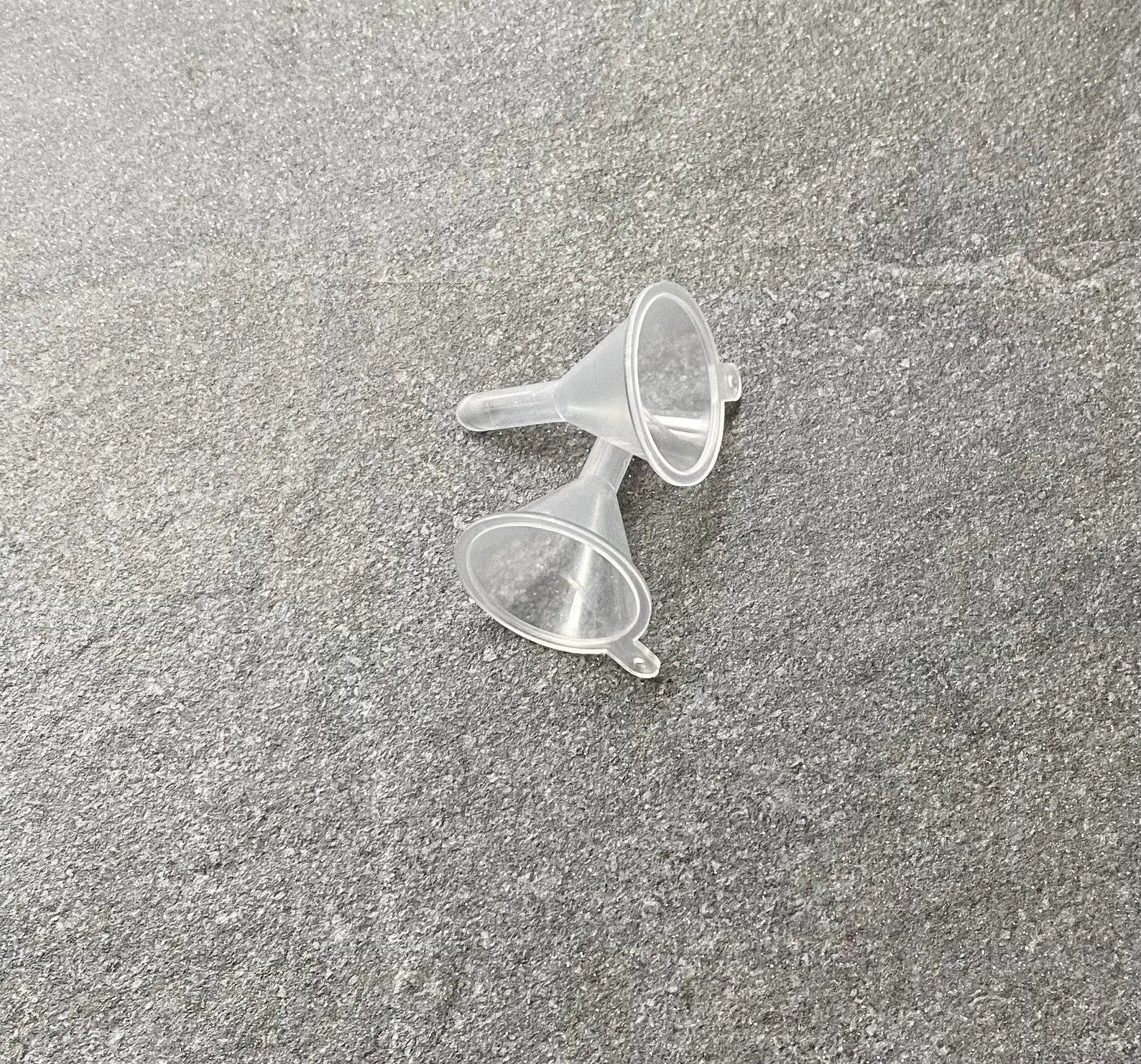 2 Mini Trichter – Praktisches Hilfsmittel für Flüssigkeiten & Pulver - from DieBallerei