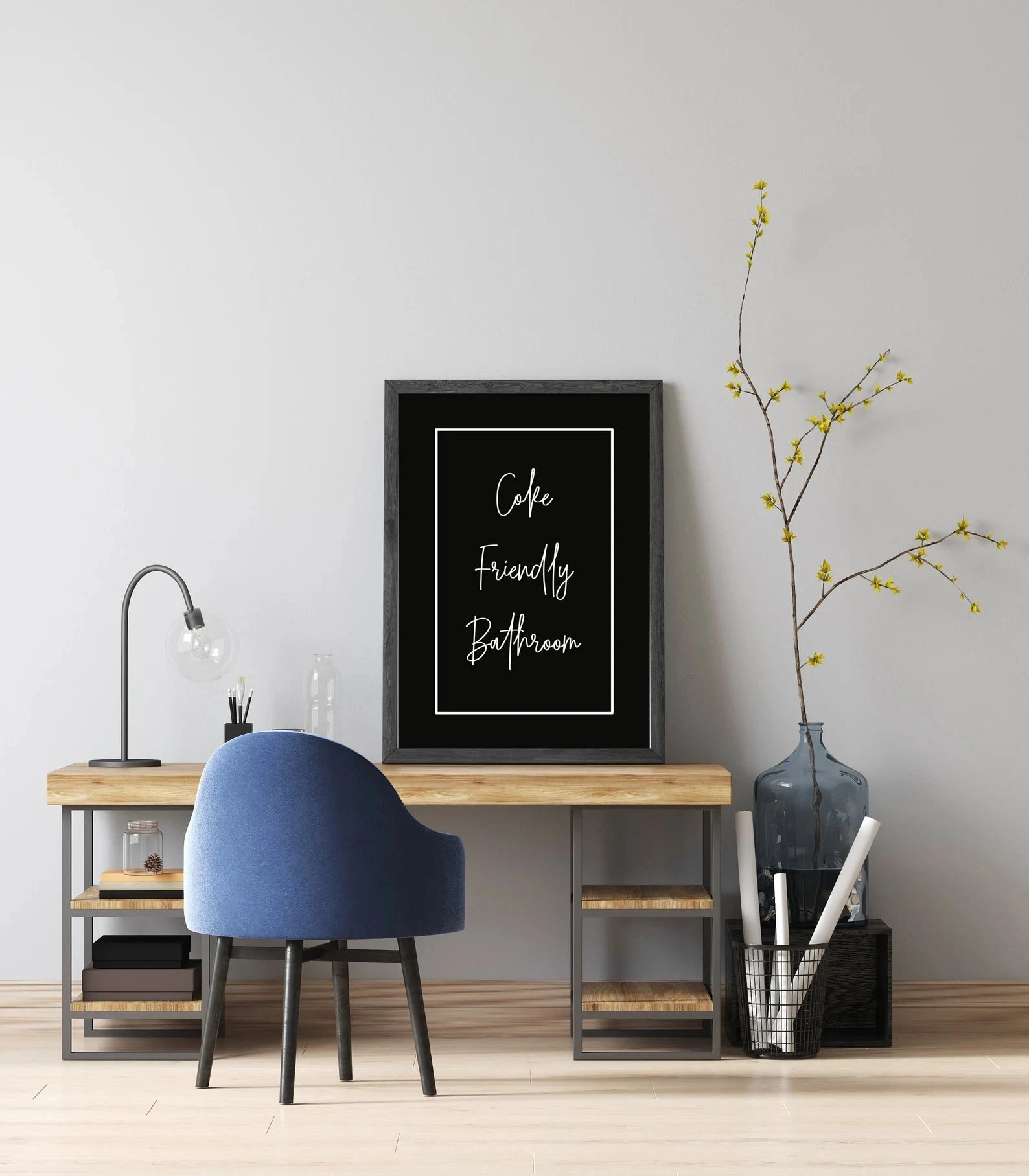 Poster „Coke Friendly Bathroom“ – Edles Black-Design (DIN A3 mit Rahmen) - from DieBallerei