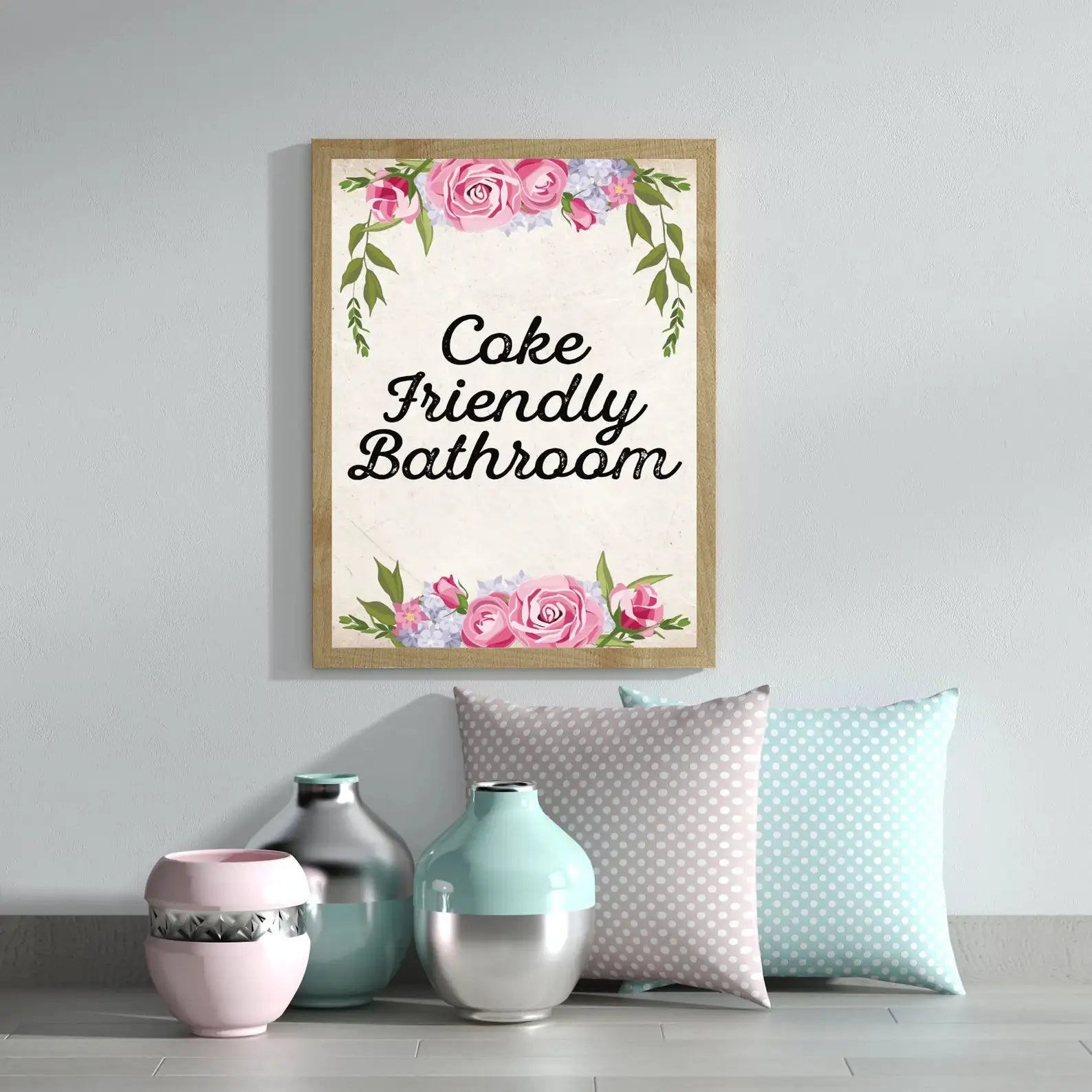 Poster „Coke Friendly Bathroom“ – Romantisches Rosen-Design (DIN A3 mit Rahmen) - from DieBallerei