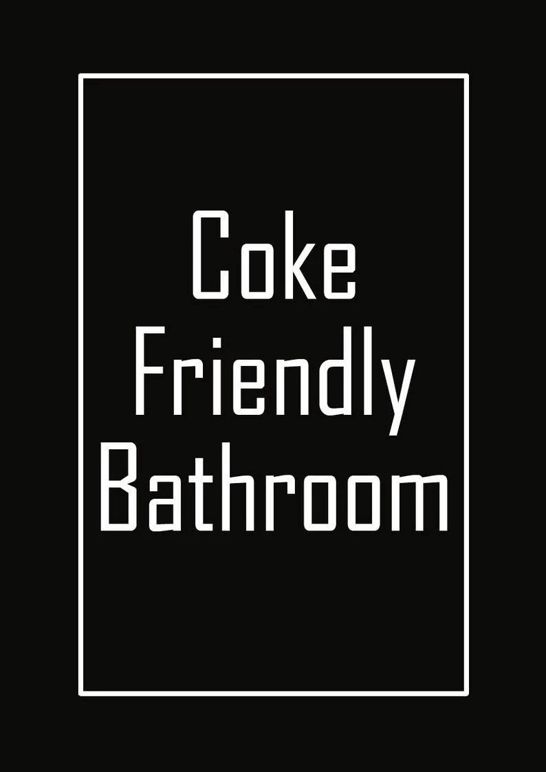 Poster Geschenk Set – Hack-Karte, Röhrchen & Plakat Coke Friendly Bathroom - from DieBallerei