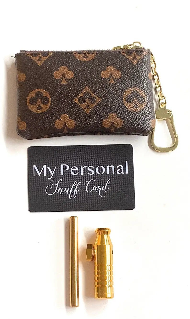 Deluxe Soft Kunstleder Case "Monogramm" – Edles Set in Braun/Gold mit Anhänger - from DieBallerei