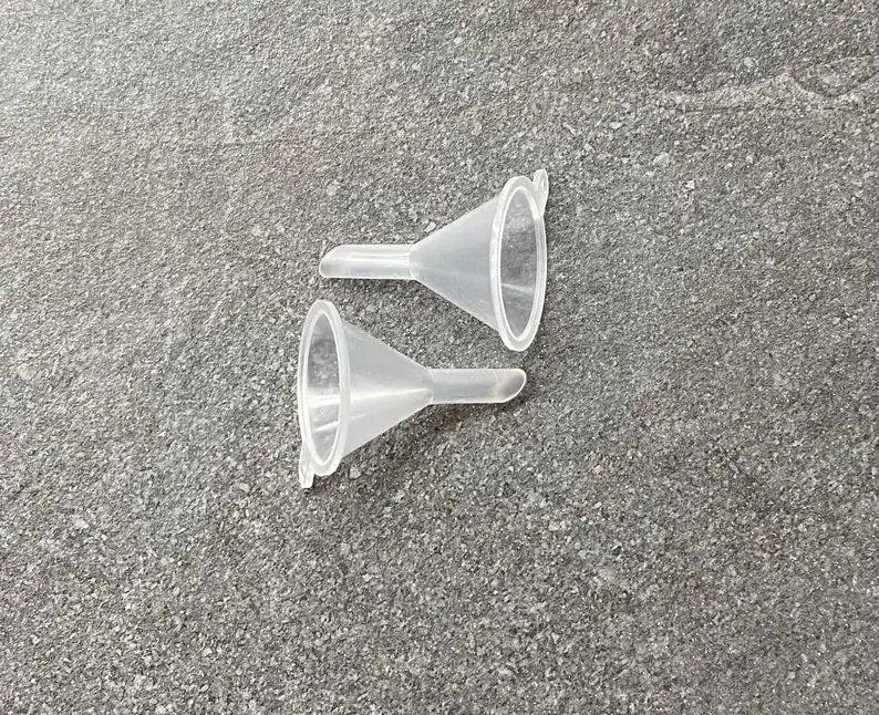 2 Mini Trichter – Praktisches Hilfsmittel für Flüssigkeiten & Pulver - from DieBallerei