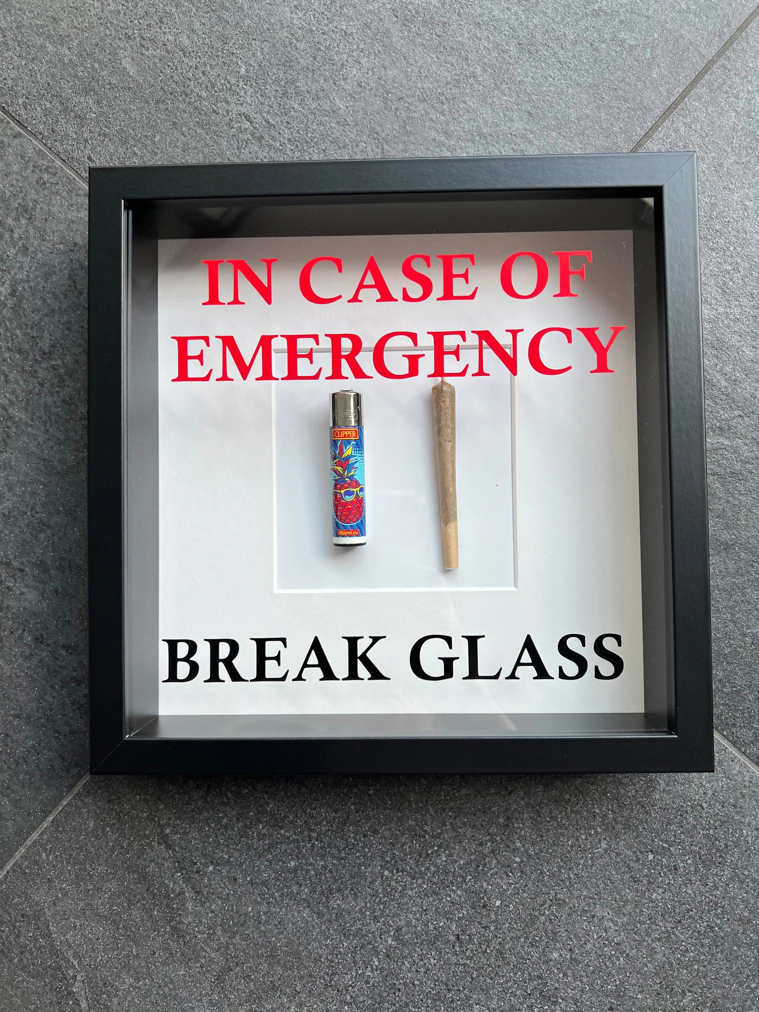 Wandschmuck "In Case of Emergency – Break Glass - Joint" Weißer Rahmen - from DieBallerei