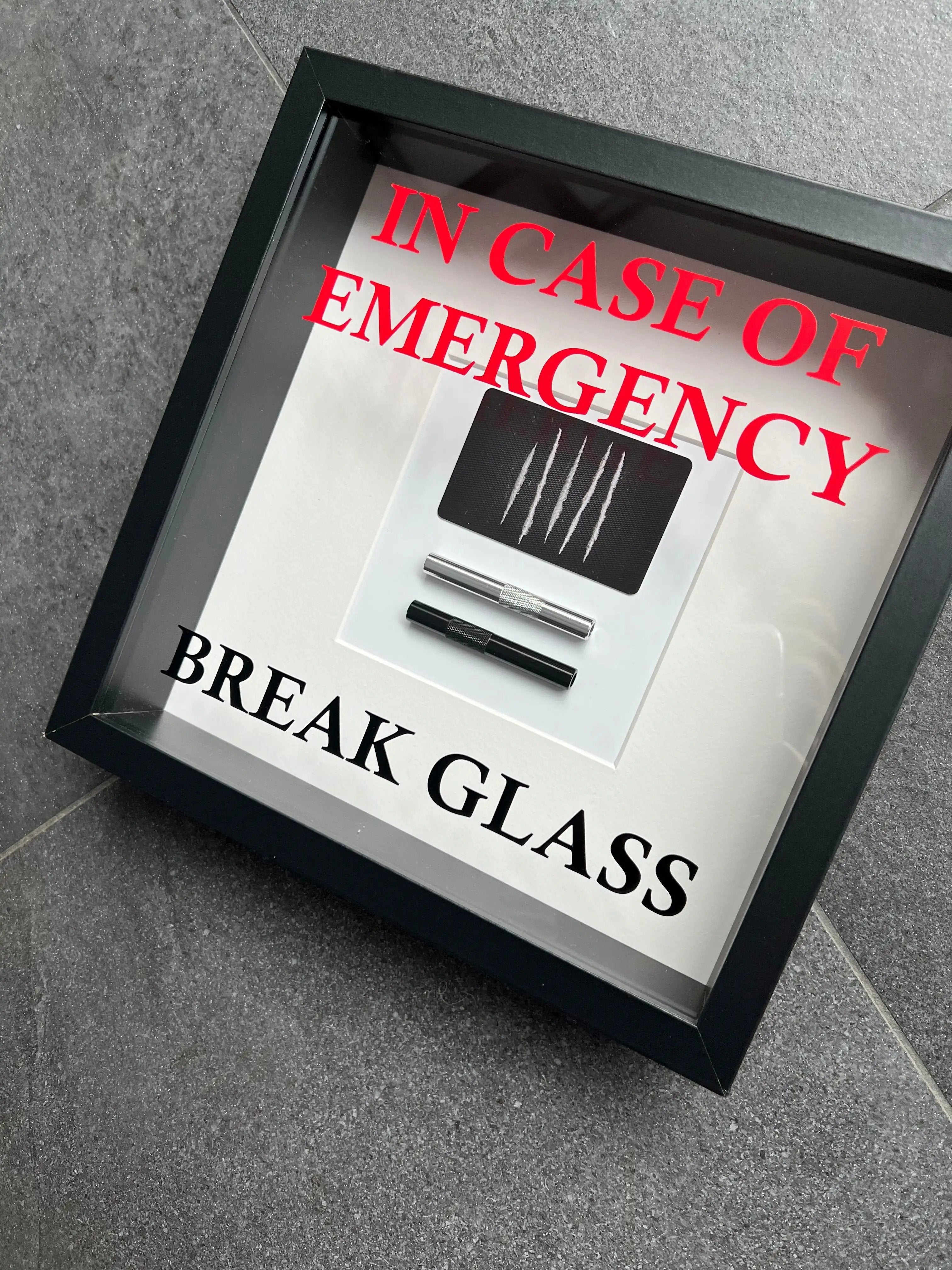 Wandschmuck "In Case of Emergency – Break Glass - Lines" Weißer Rahmen - from DieBallerei