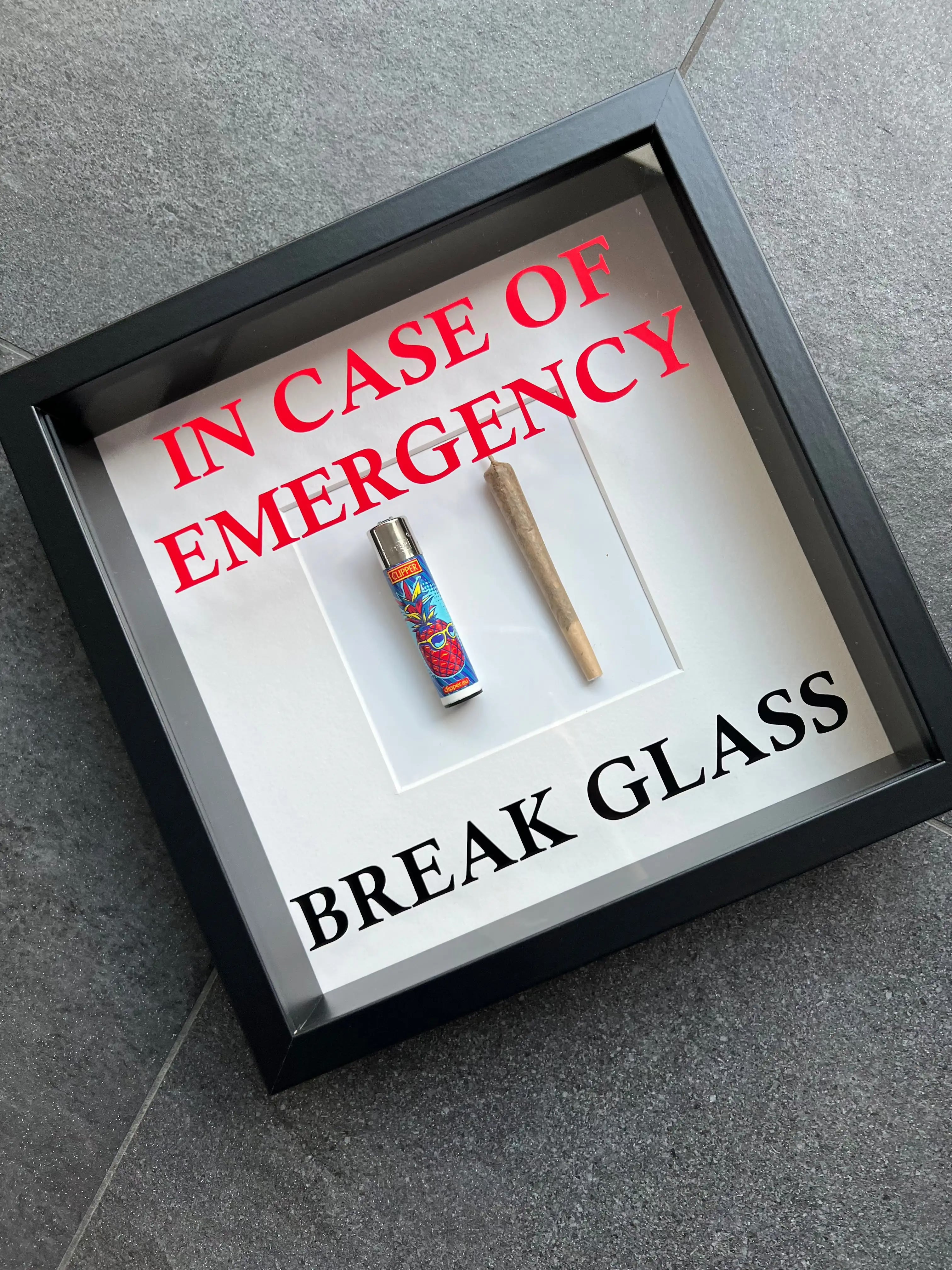Wandschmuck "In Case of Emergency – Break Glass - Joint" Schwarzer Rahmen - from DieBallerei