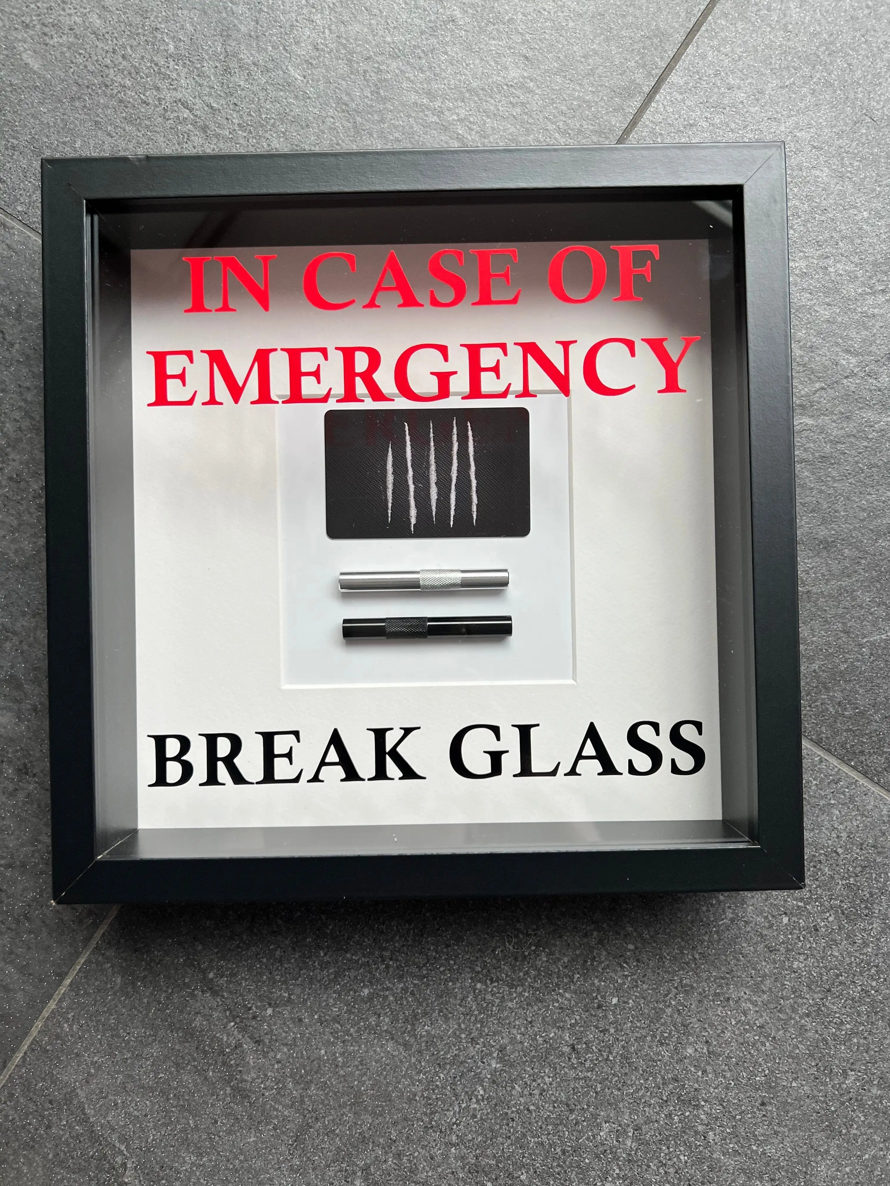 Wandschmuck "In Case of Emergency – Break Glass - Lines" Weißer Rahmen - from DieBallerei