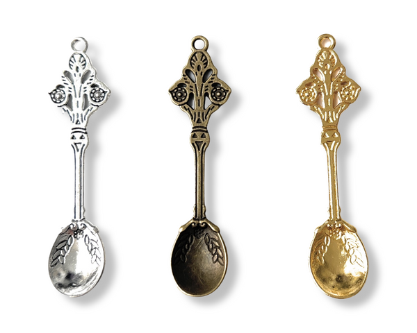 1 x pendant with an extra large spoon (approx. 60mm) with decorations in gold/silver/bronze