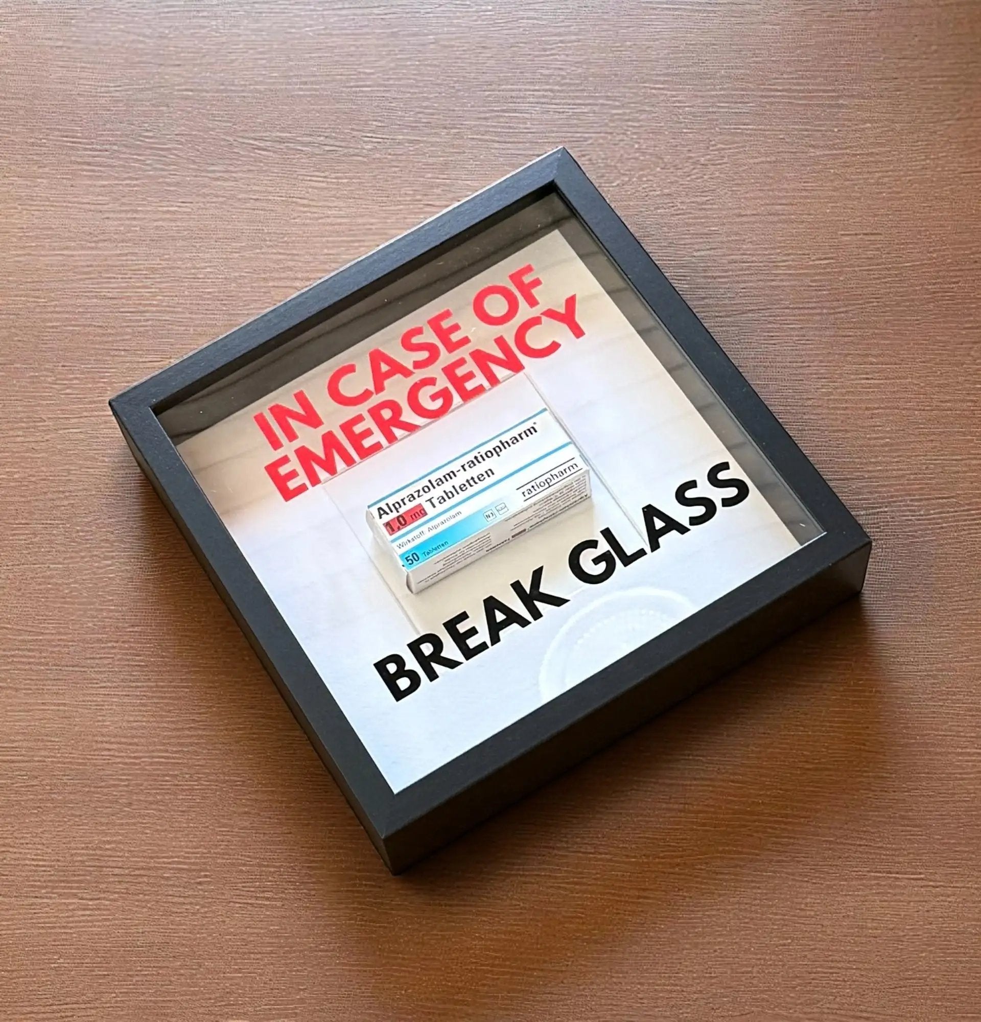 "In Case of Emergency Break Glass" – Wandbild mit leerer Umverpackung "Alprazolam" schwarz -  from DieBallerei