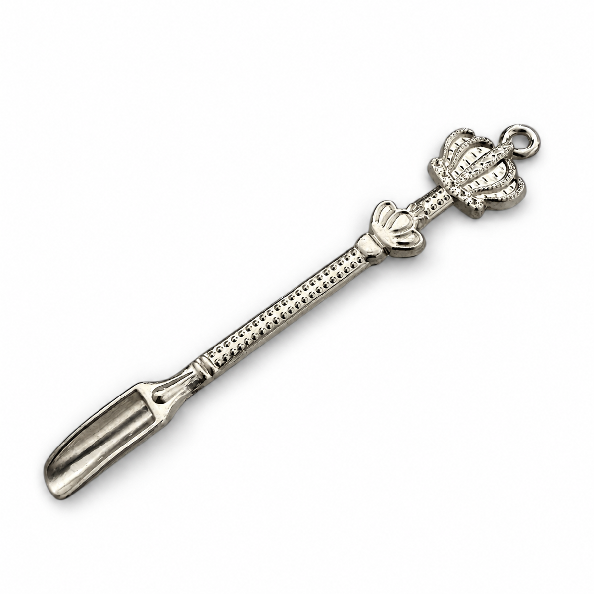 ca. 8,4 cmSilberfarbener Mini-Metalllöffel mit verzierter Krone und Öse auf weißem Hintergrund