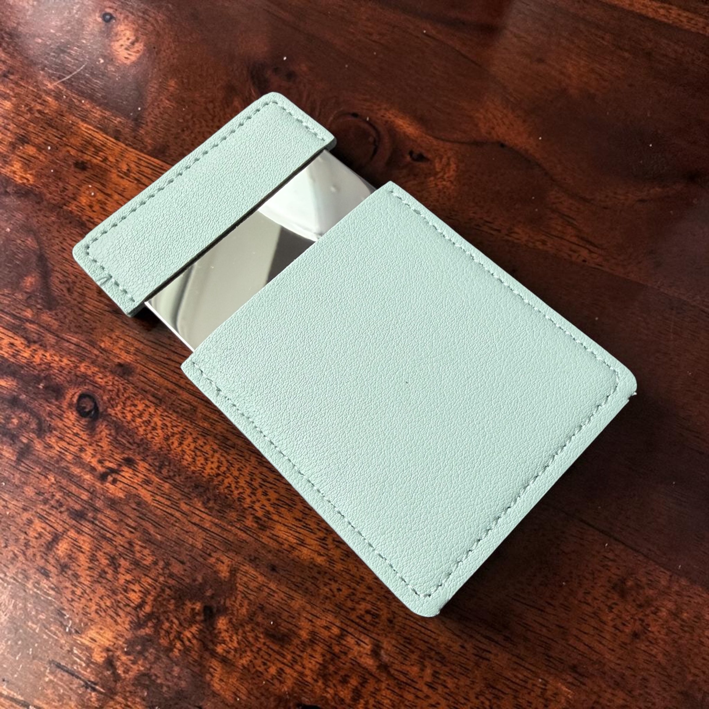 Mini Spiegel To-Go mit Hülle – Perfekt für unterwegs in Mint