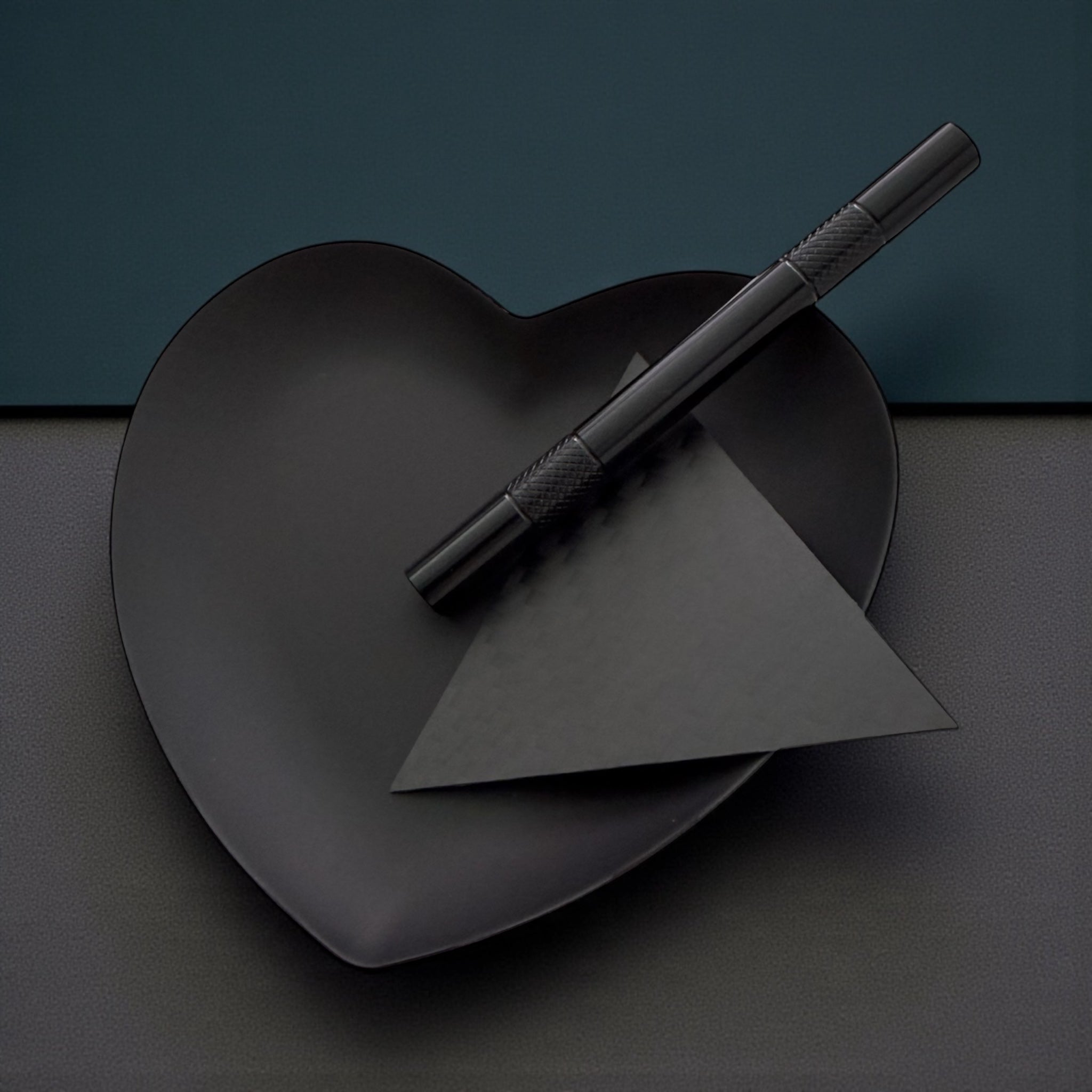 Schwarz Matt Herz Metall Brettchen – Edle Ziehunterlage inkl. Röhrchen und Carbon Dreieck